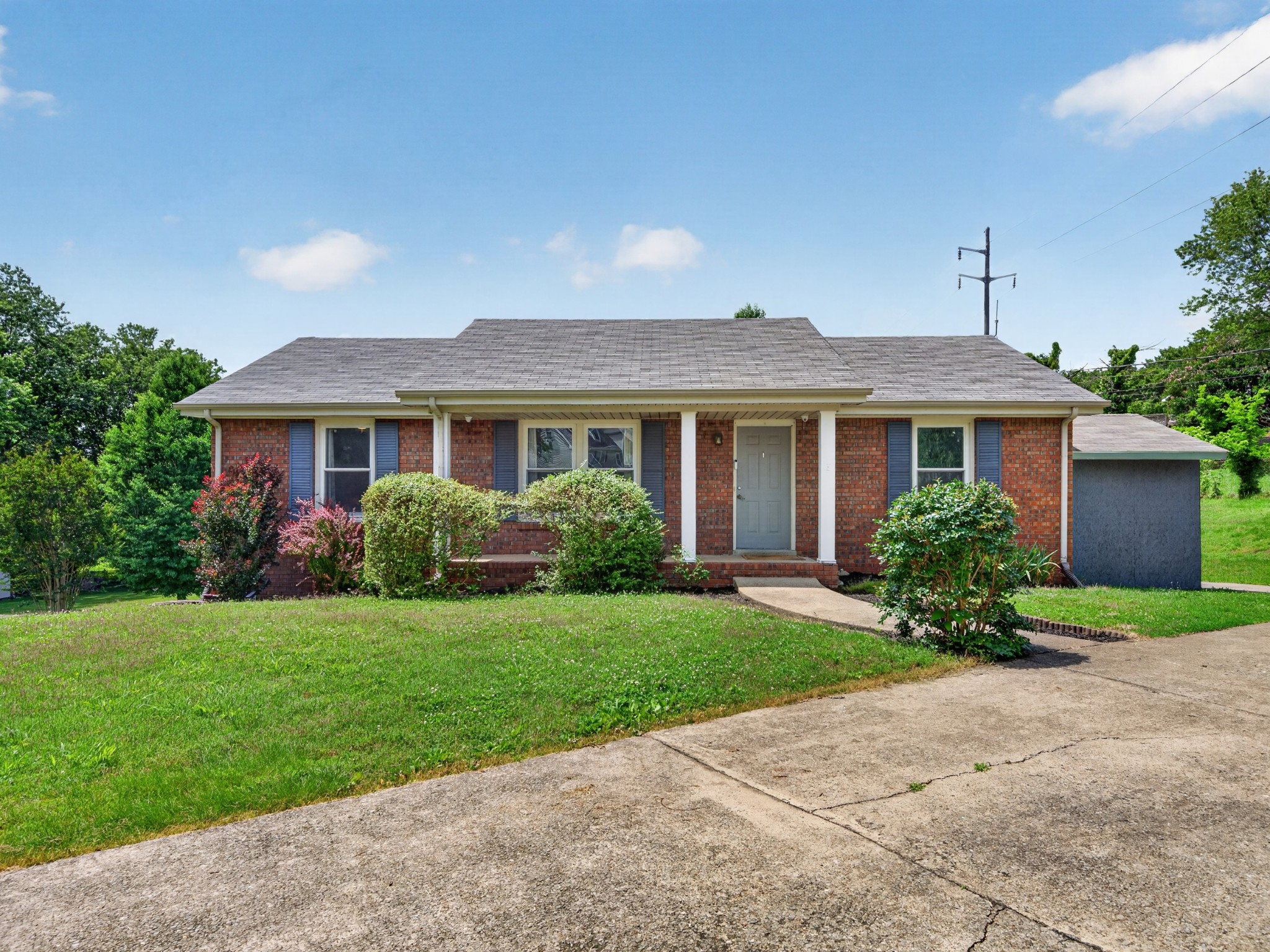 1914 Claymont Dr Property Photo 1