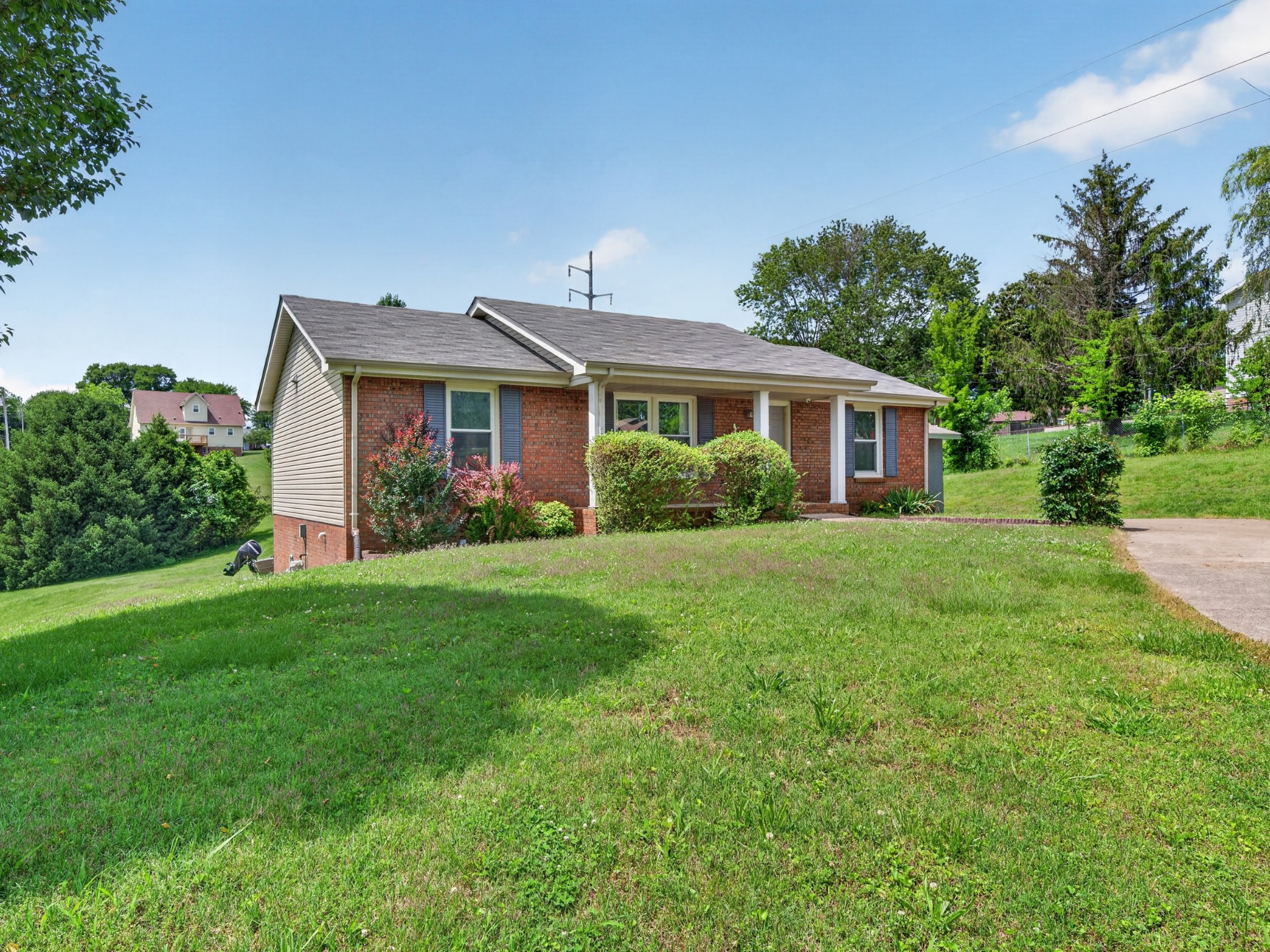 1914 Claymont Dr Property Photo 2