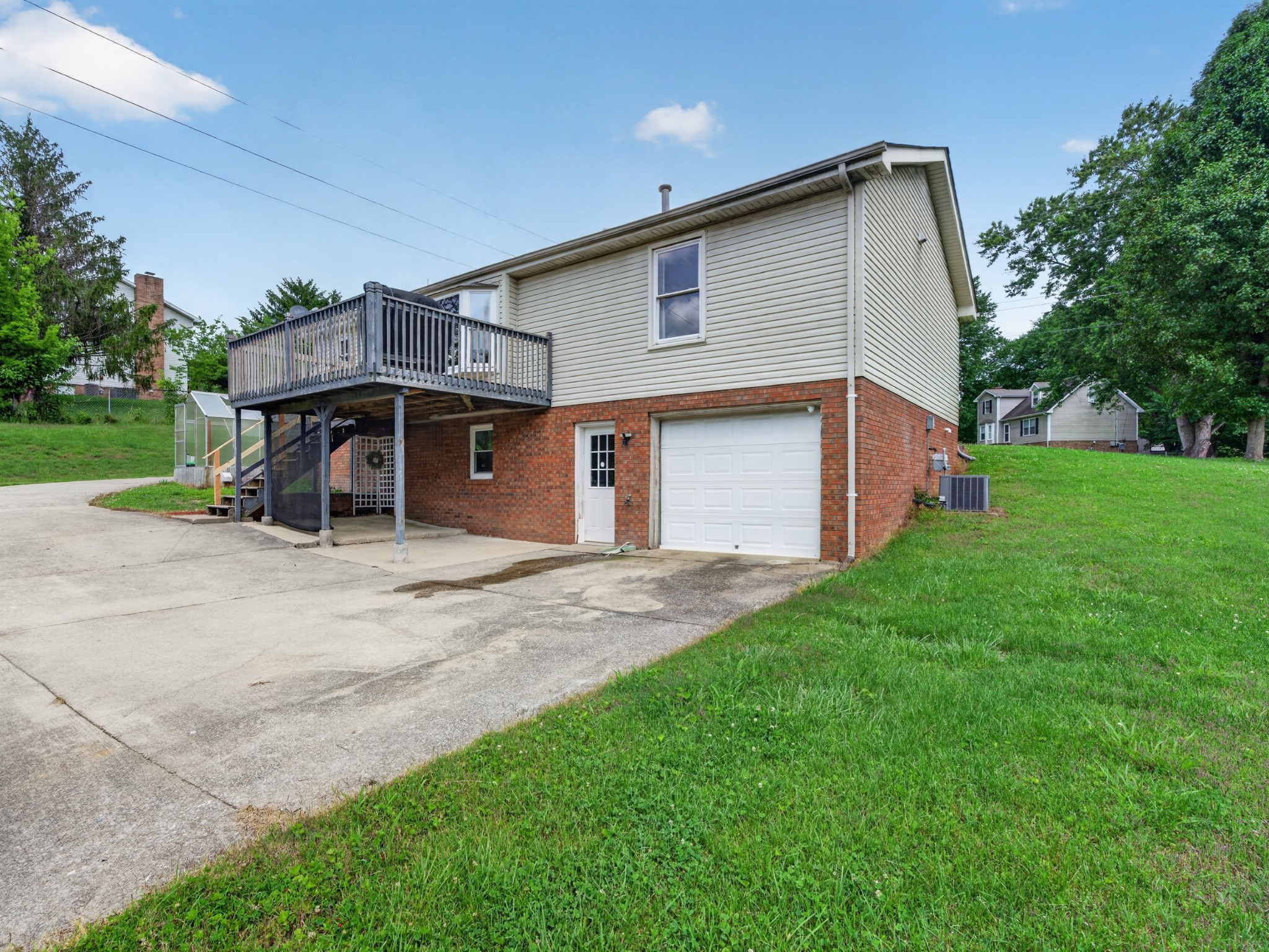 1914 Claymont Dr Property Photo 33