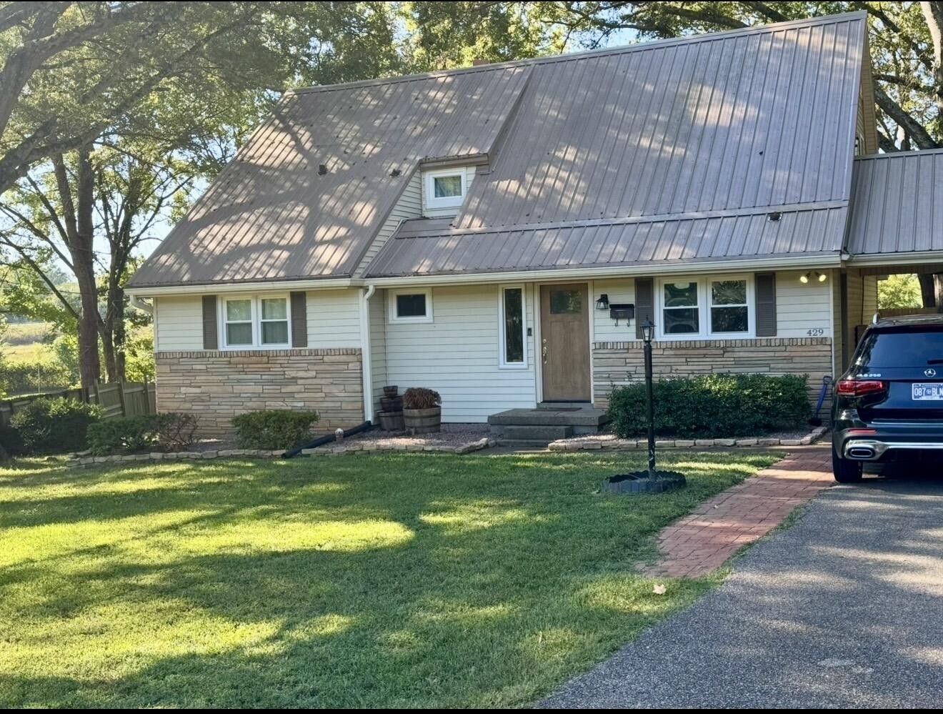 429 Whitehall Cir Property Photo 1