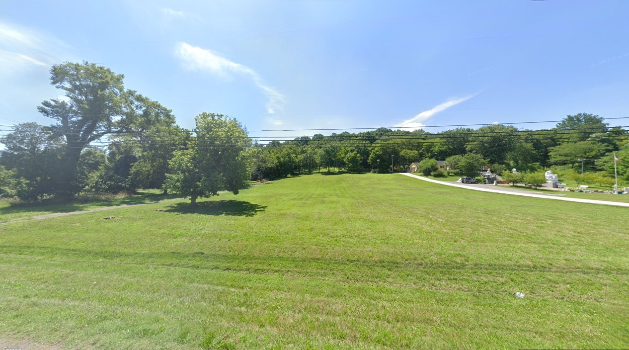 1042 Louisville Hwy Property Photo 1