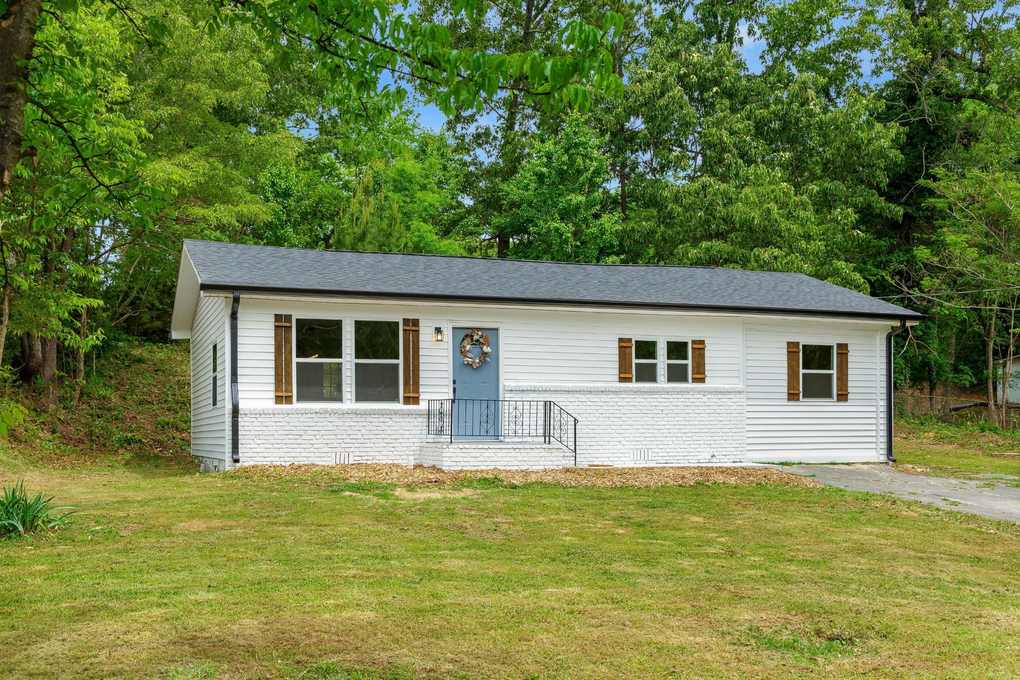 2606 Pine Drive, SE Property Photo 1