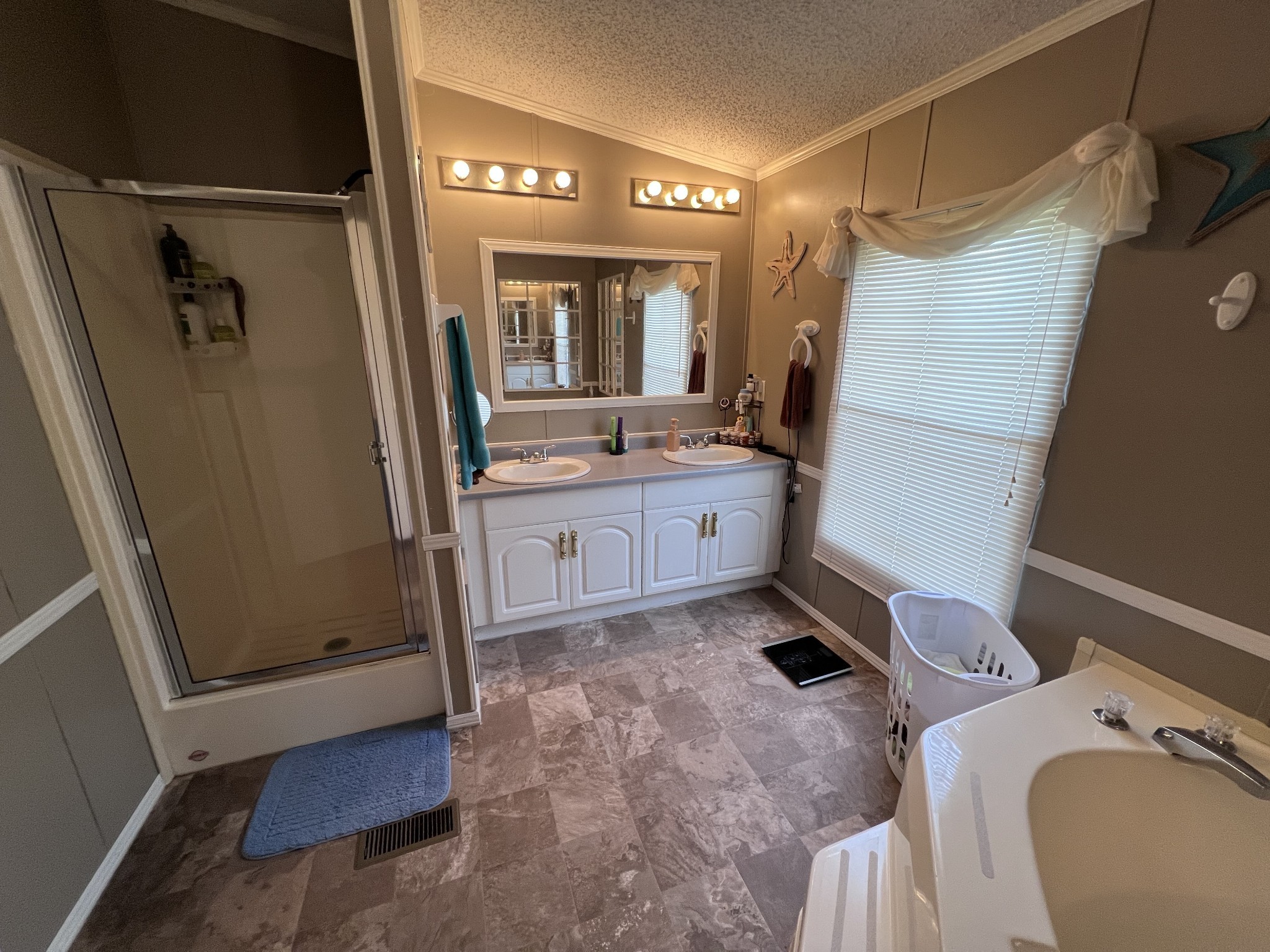 100 Treeline Ct Property Photo 28