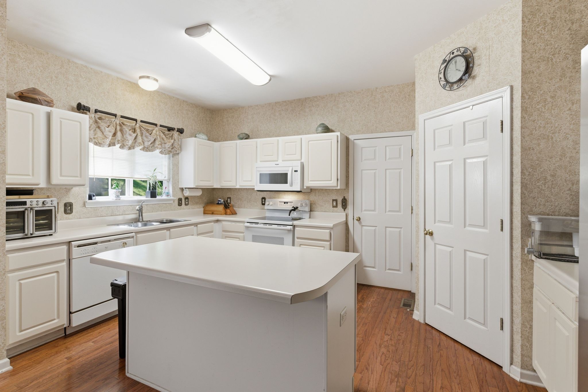6561 Banbury Xing Property Photo 12