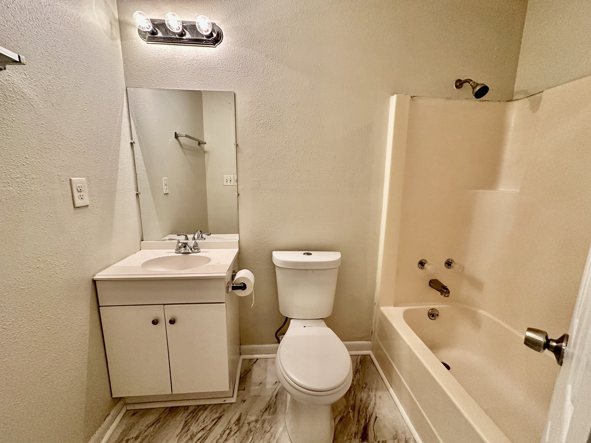 122 E St Property Photo 7