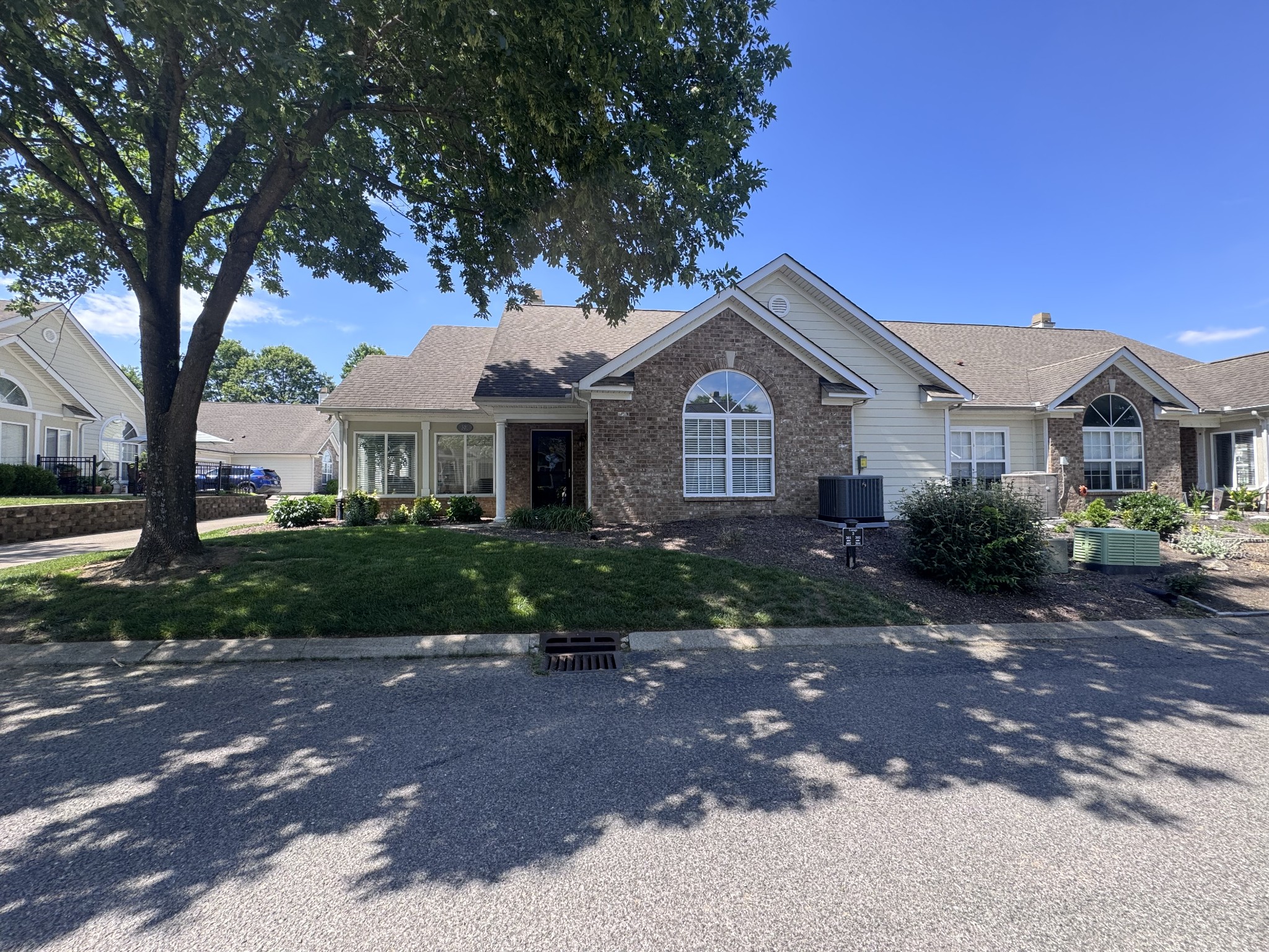 825 Browns Ln Property Photo 1