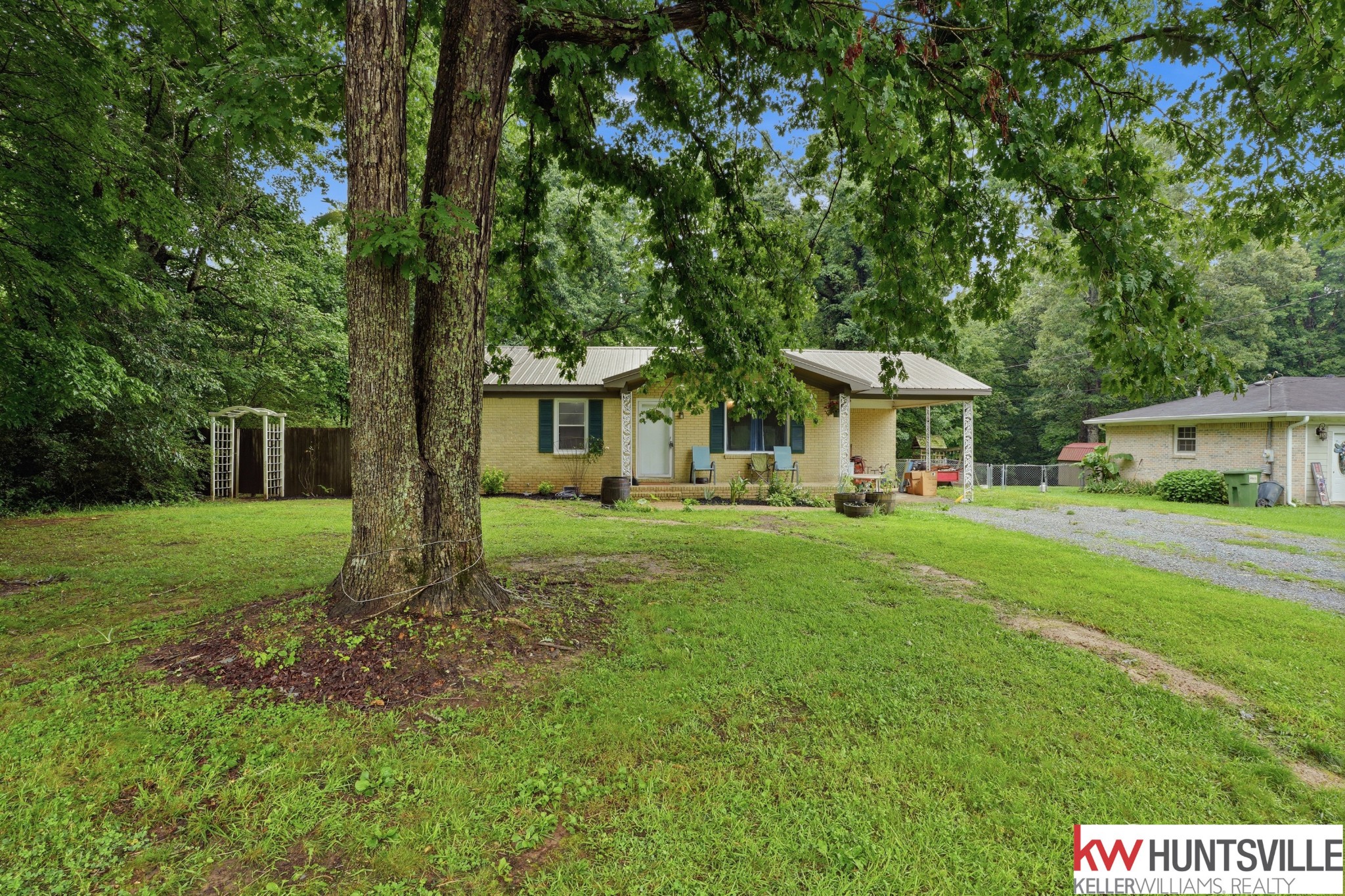 39 Eastwood Dr Property Photo 1