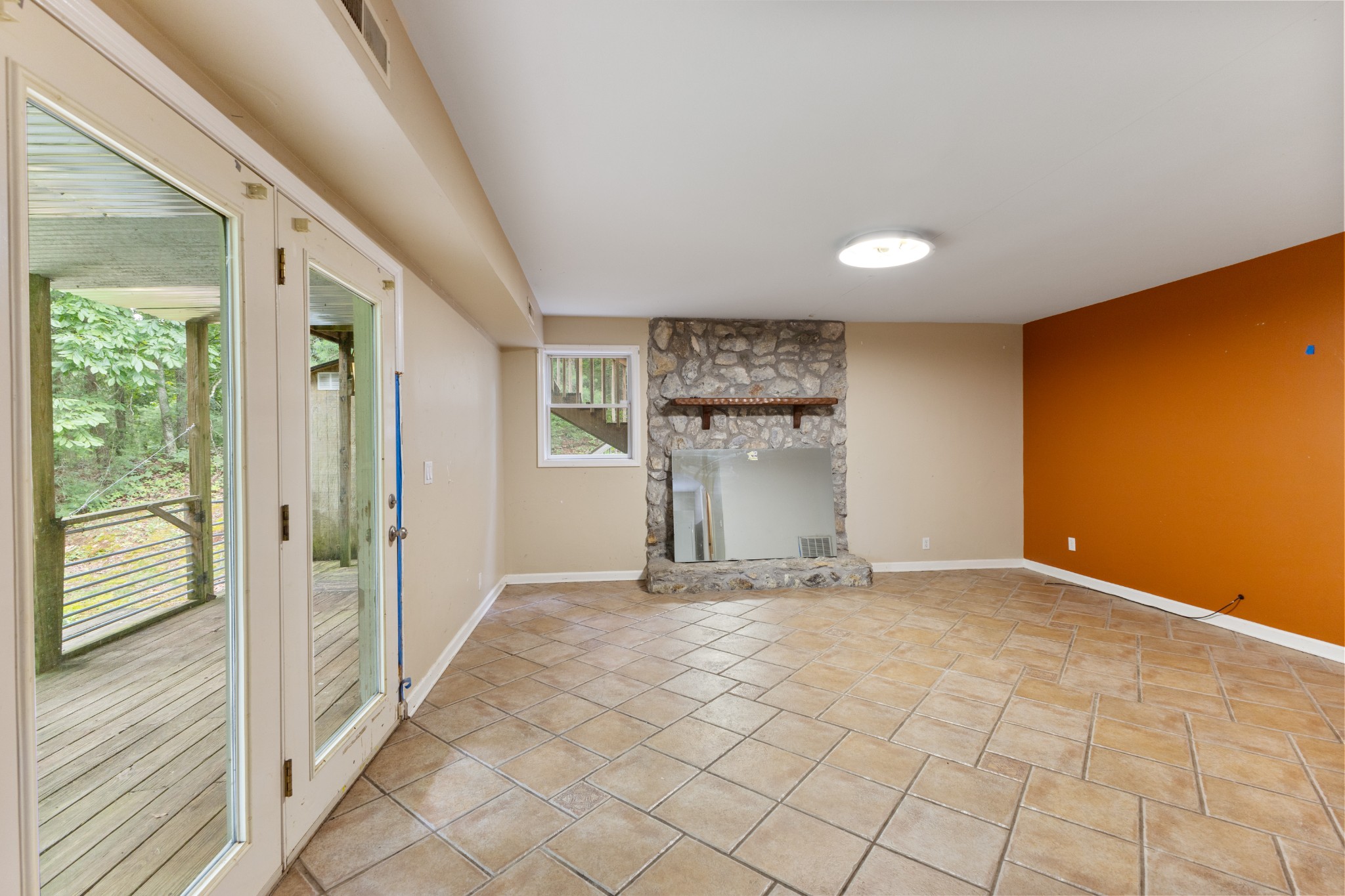 1040 Rustic Hills Dr Property Photo 2