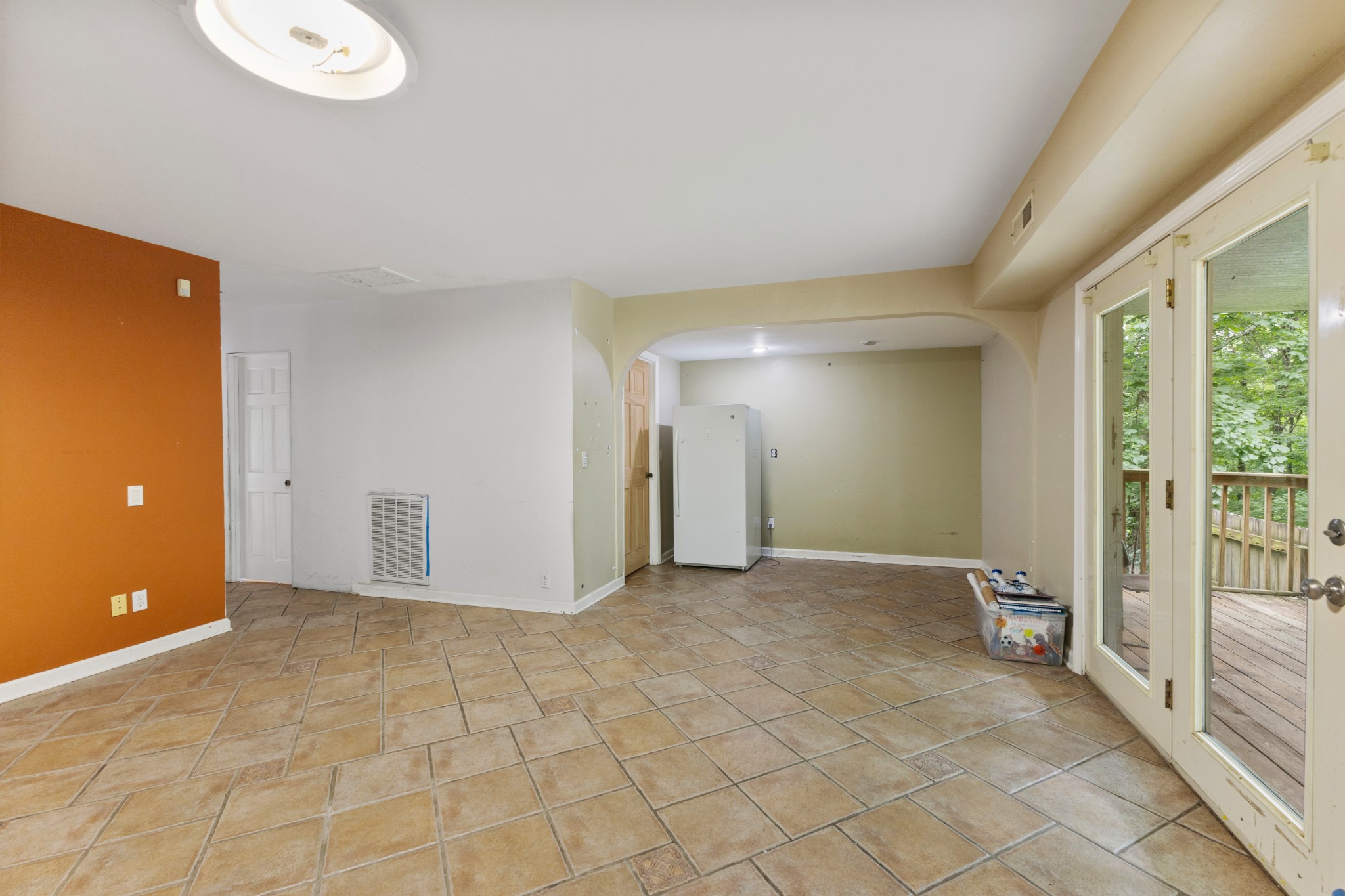 1040 Rustic Hills Dr Property Photo 3