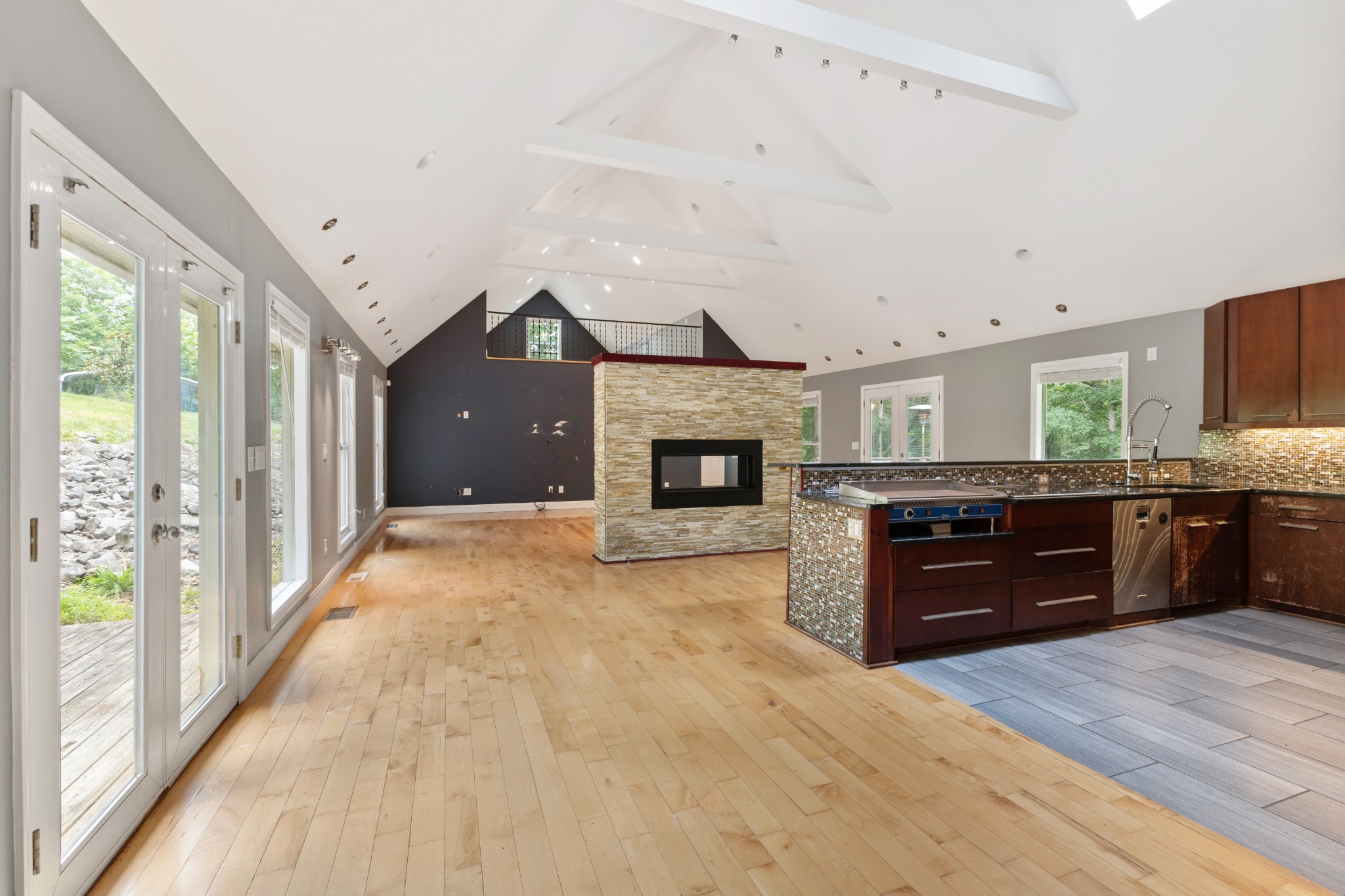 1040 Rustic Hills Dr Property Photo 4