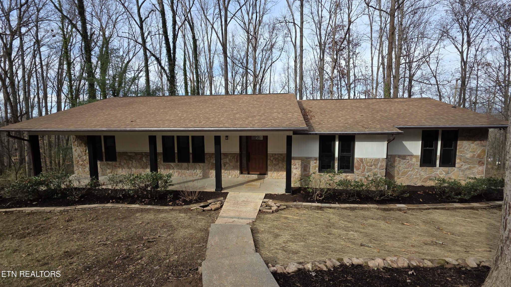 1135 W Outer Drive Property Photo 1