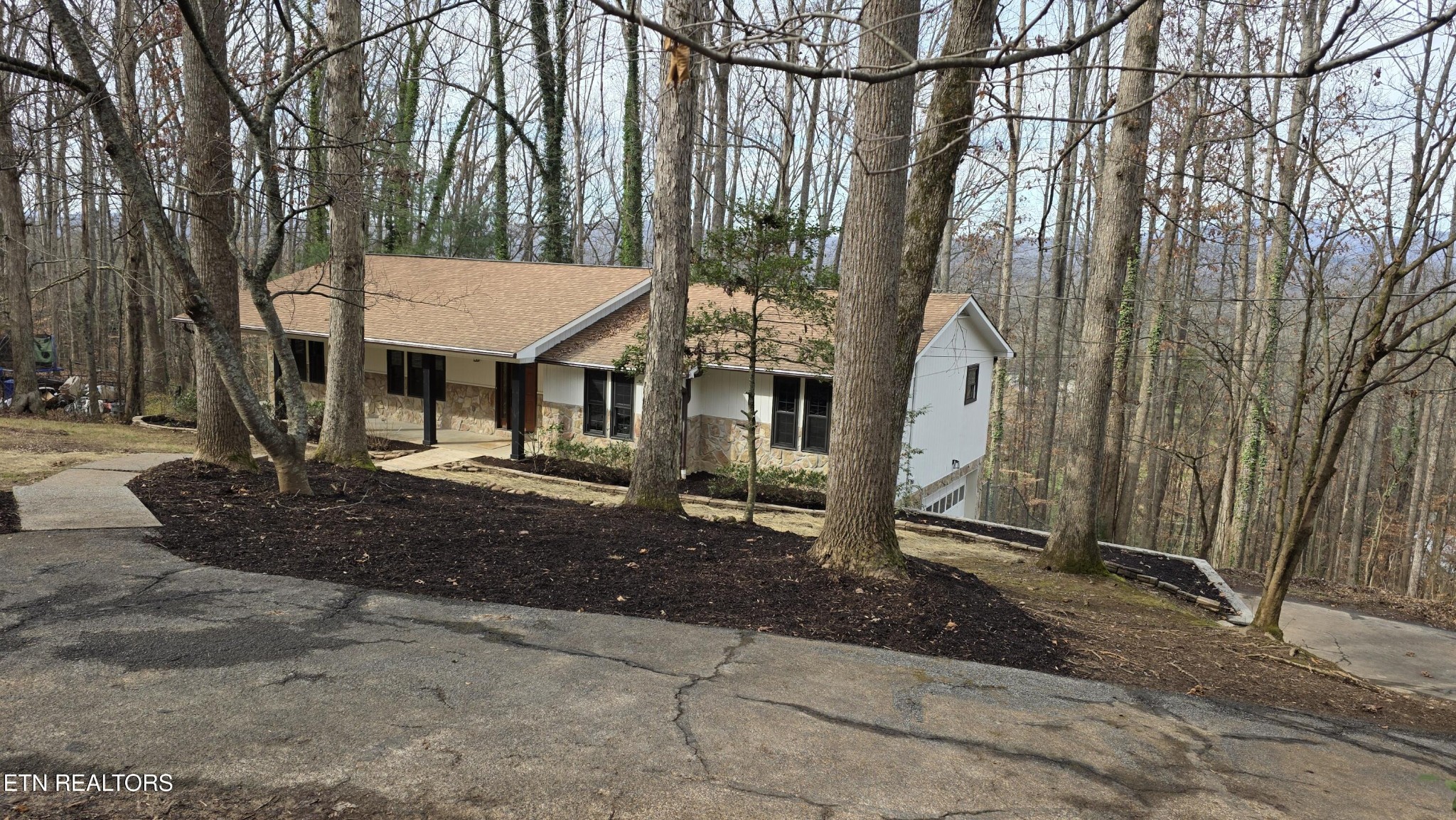 1135 W Outer Drive Property Photo 2