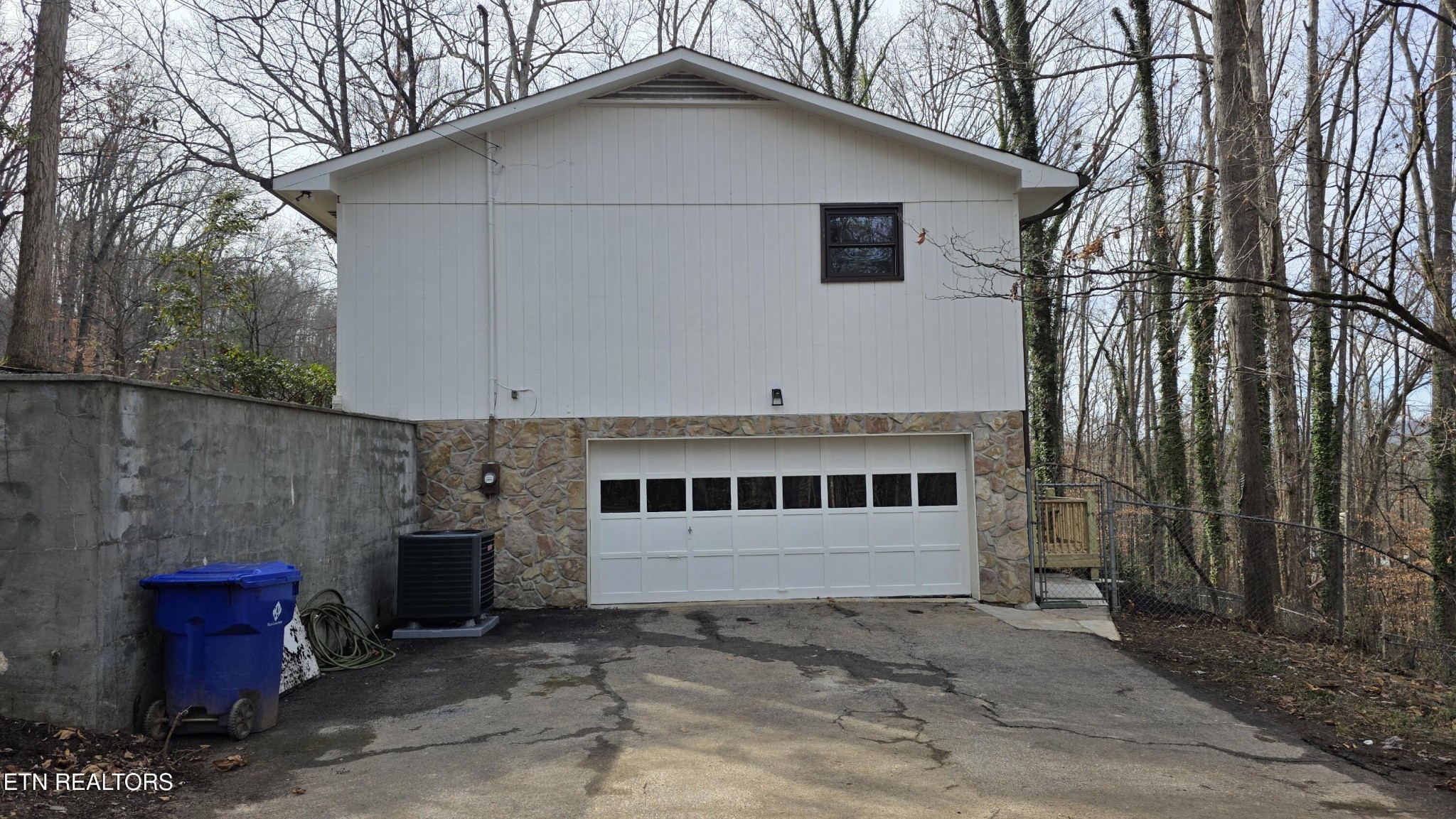 1135 W Outer Drive Property Photo 9