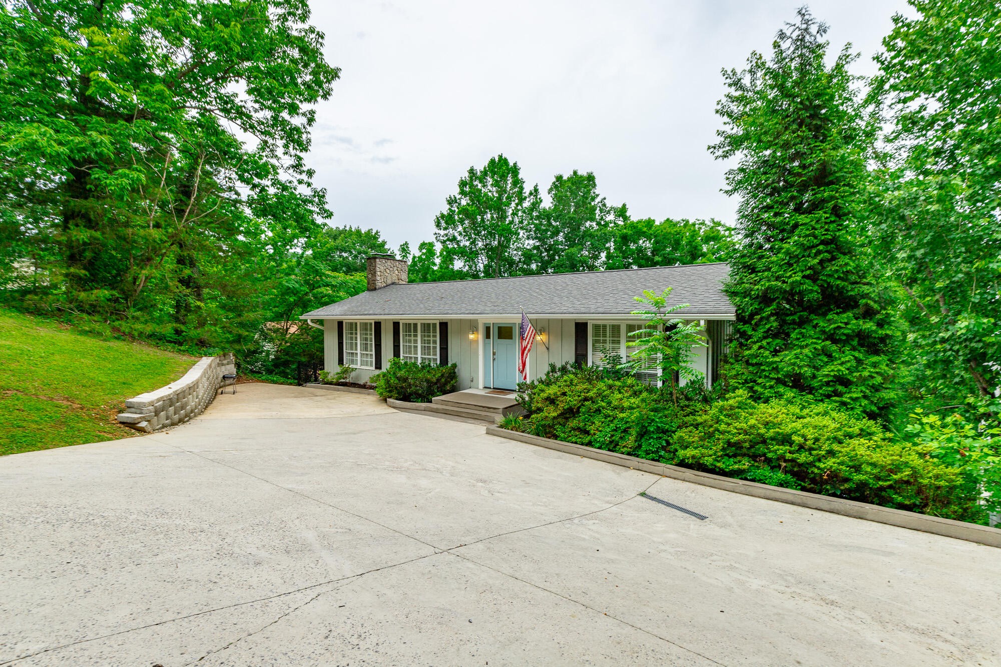 1043 Clift Cave Drive Property Photo 4