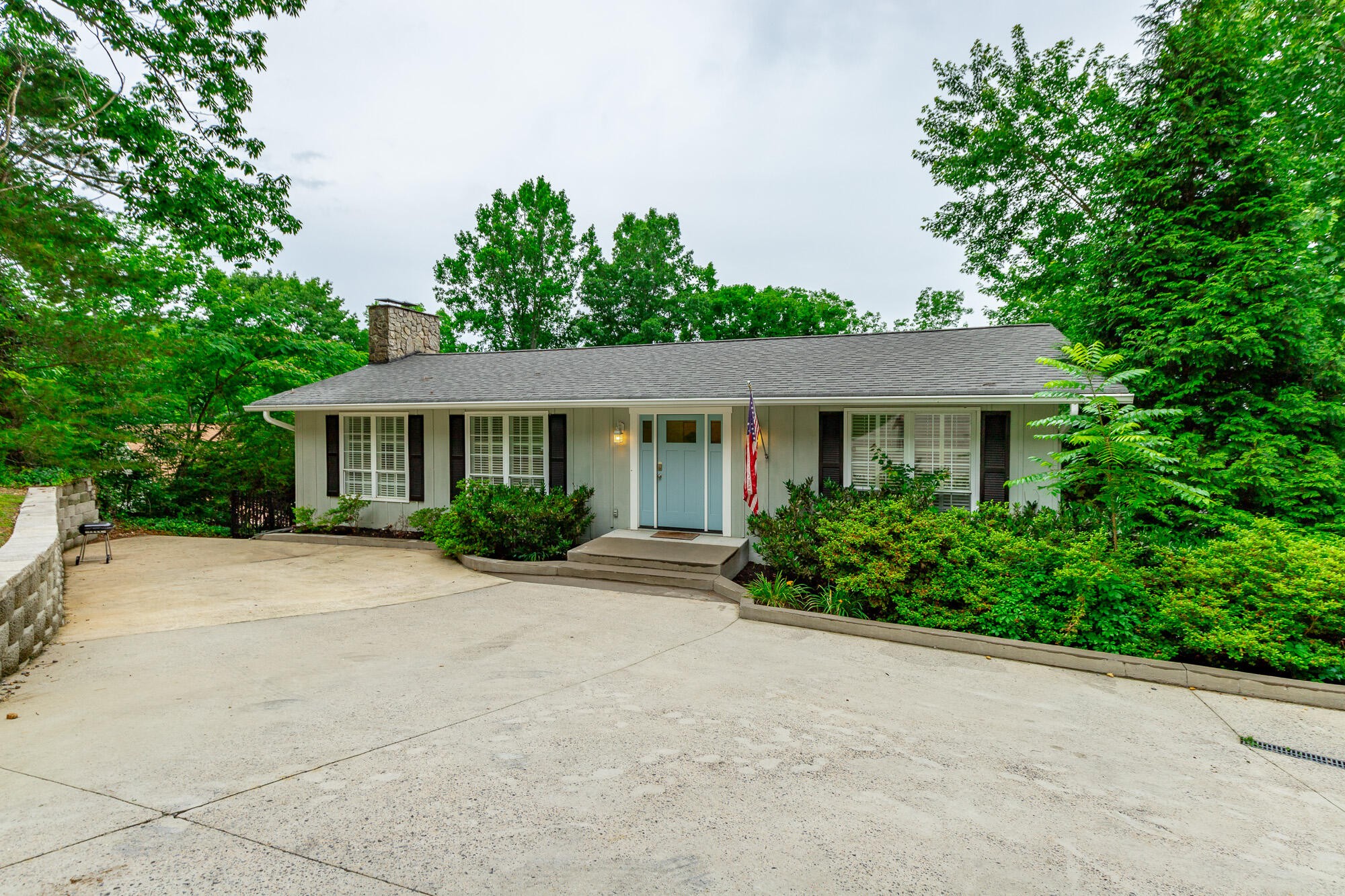 1043 Clift Cave Drive Property Photo 5
