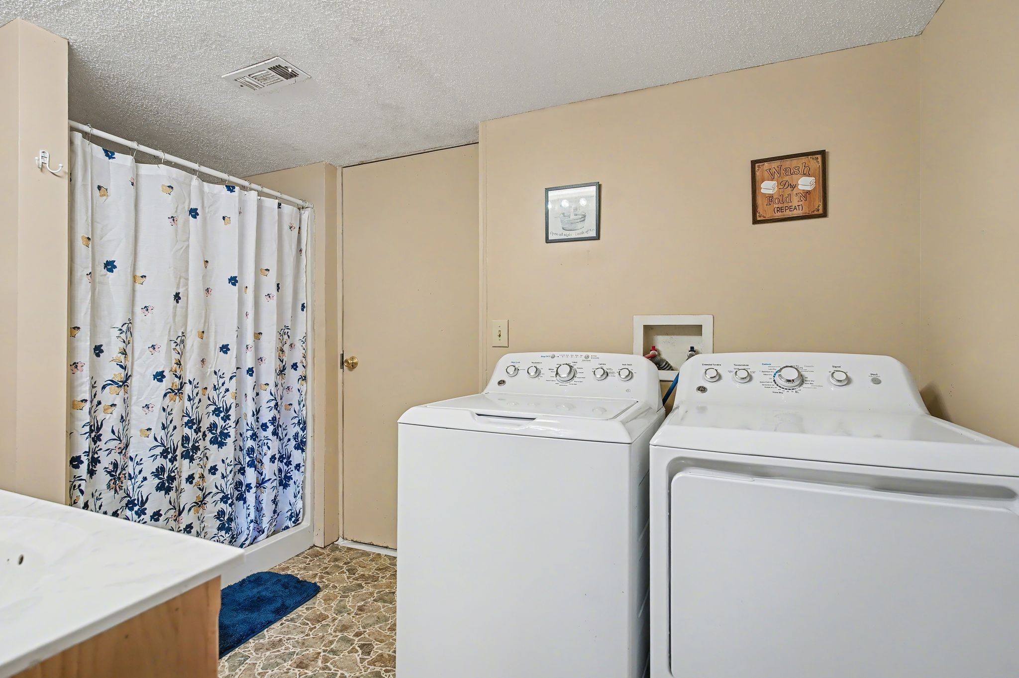 400 Cessna Cir Property Photo 17