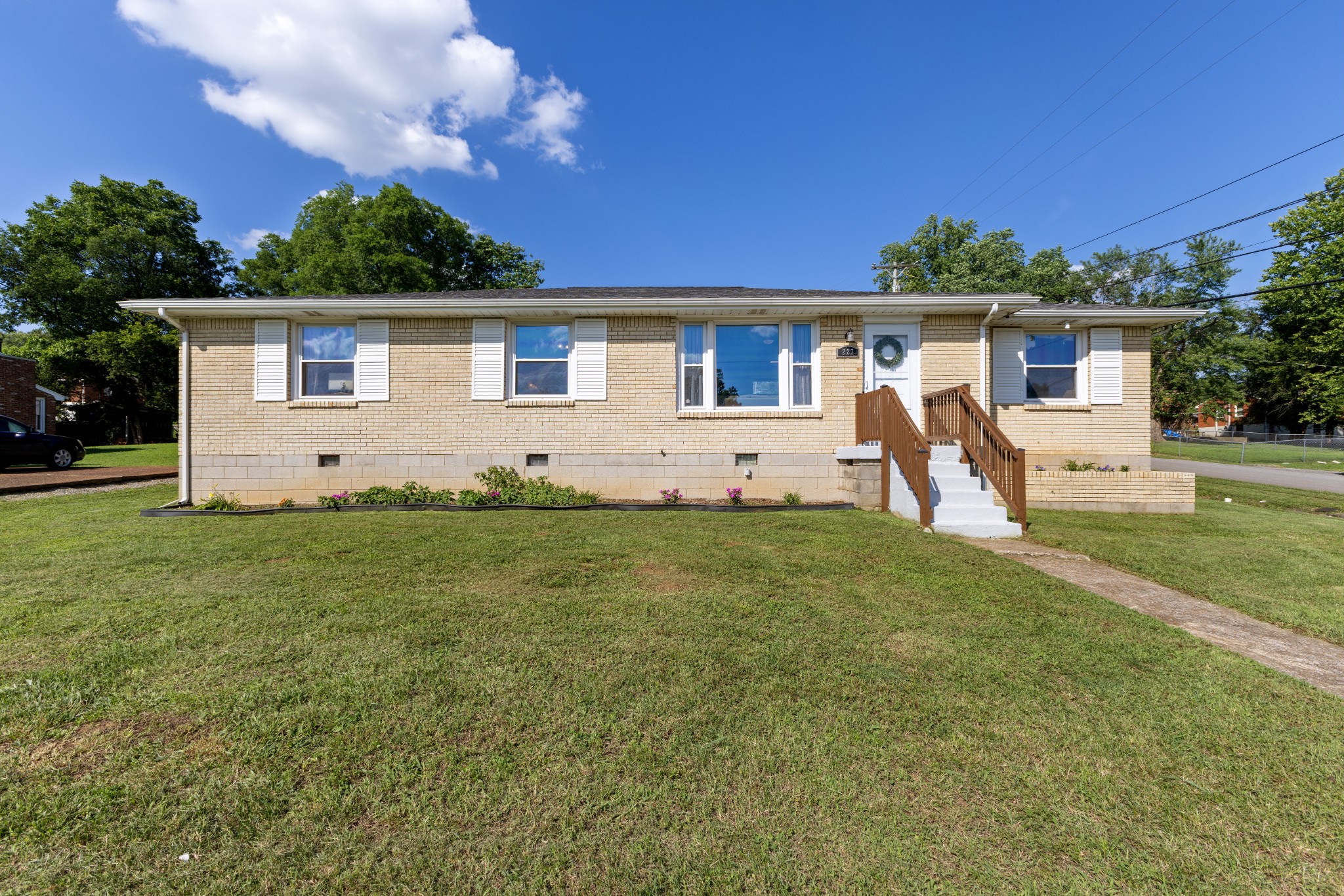 227 Bonnaridge Dr Property Photo 1