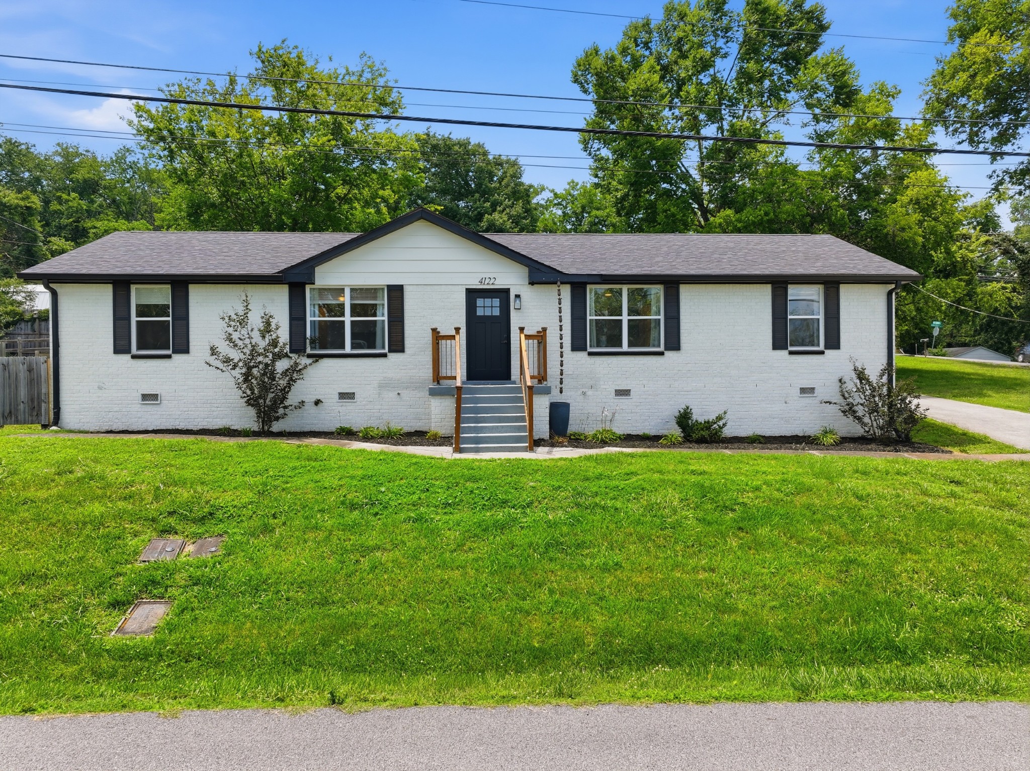 628 Maplewood Ln Property Photo 2