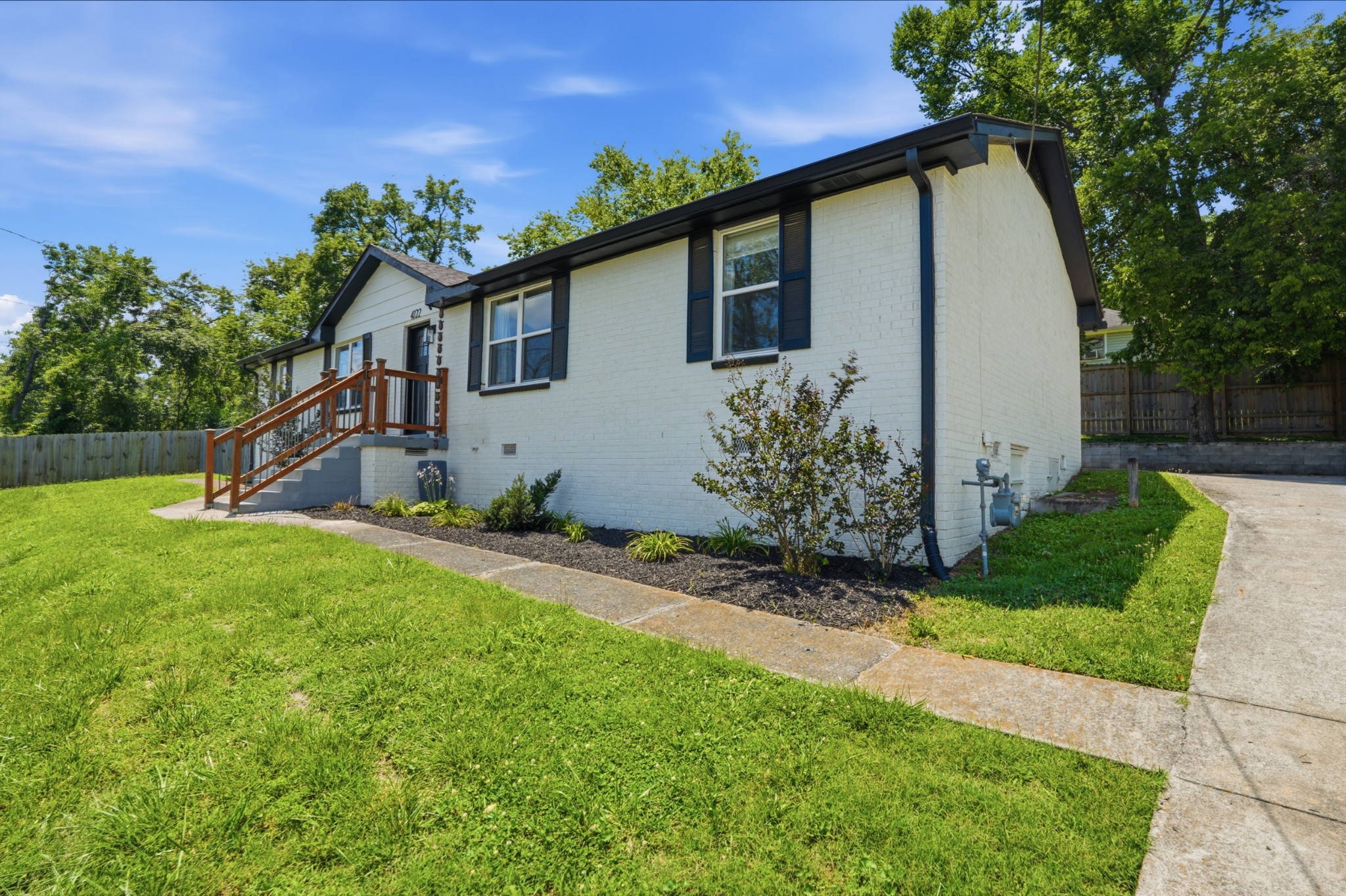 628 Maplewood Ln Property Photo 4