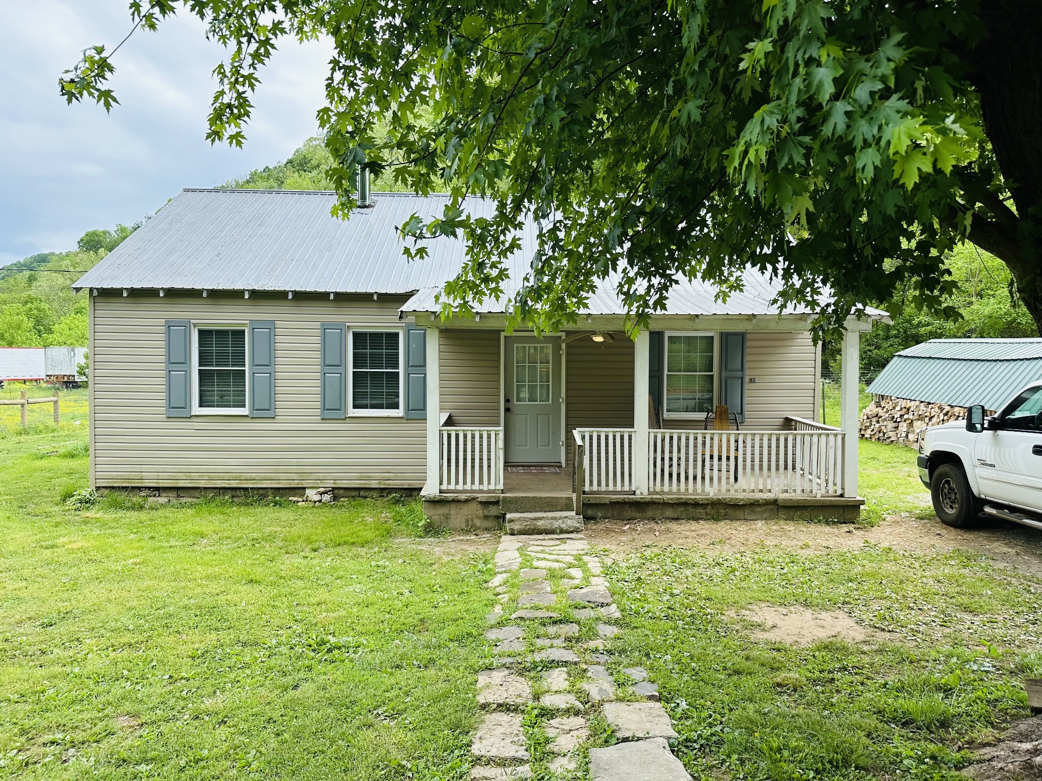 1611 Knob Creek Rd Property Photo 1