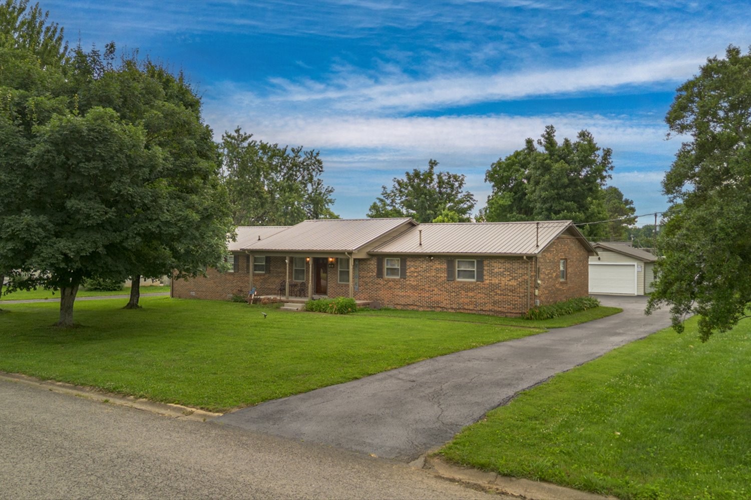 806 Brookhaven Cir Property Photo 1
