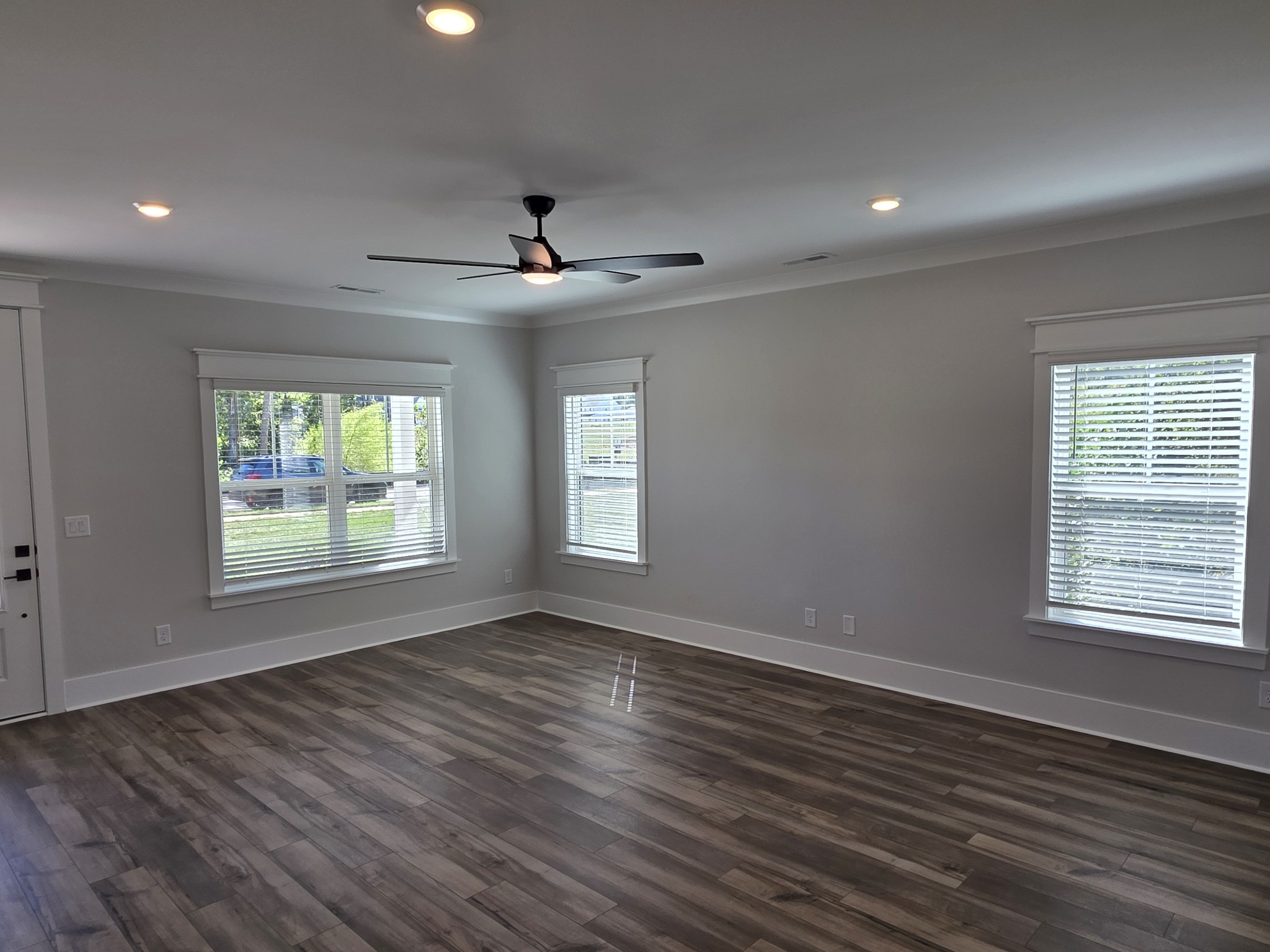 369 Springbrook Blvd Property Photo 6