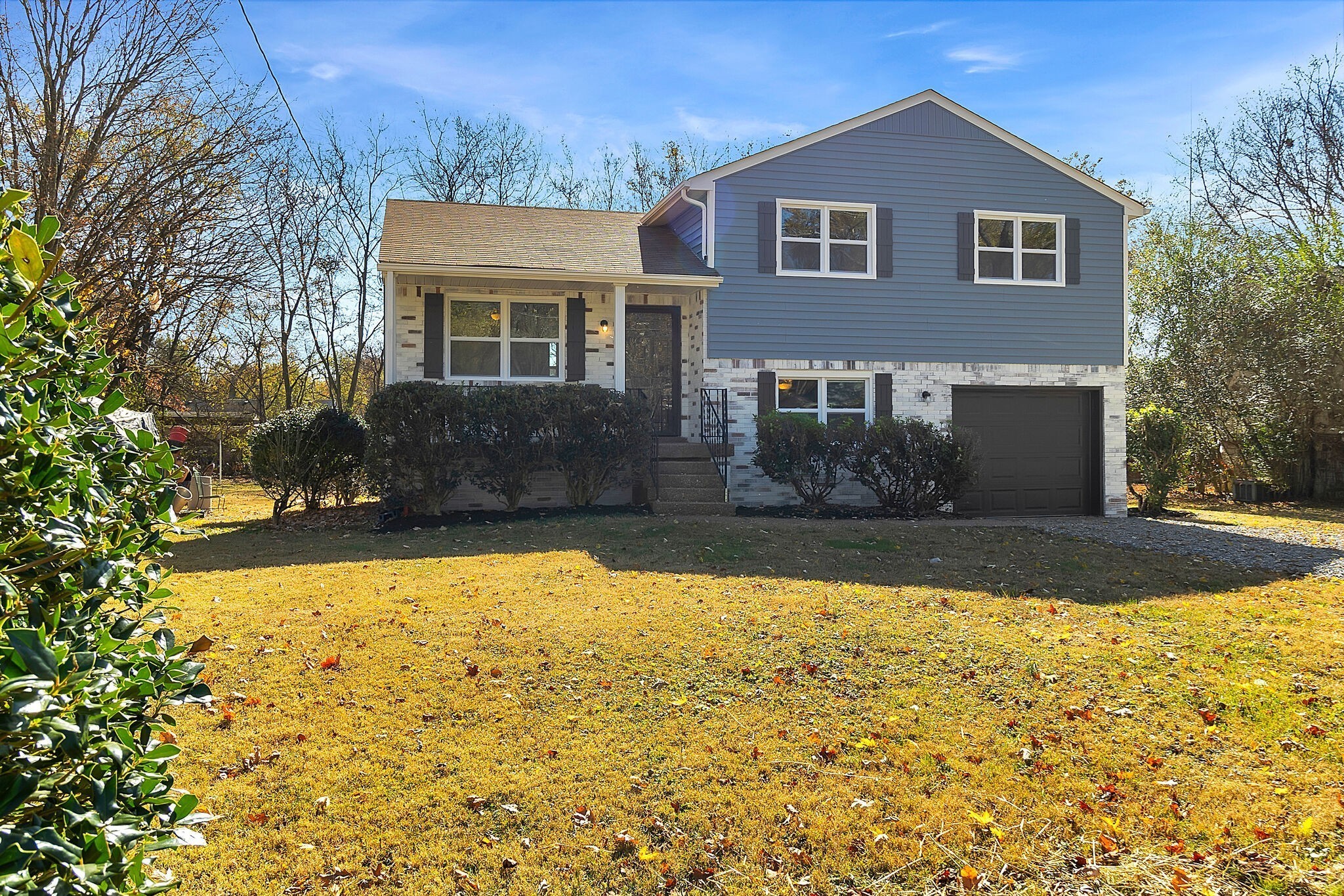 124 Grenadier Dr Property Photo 2