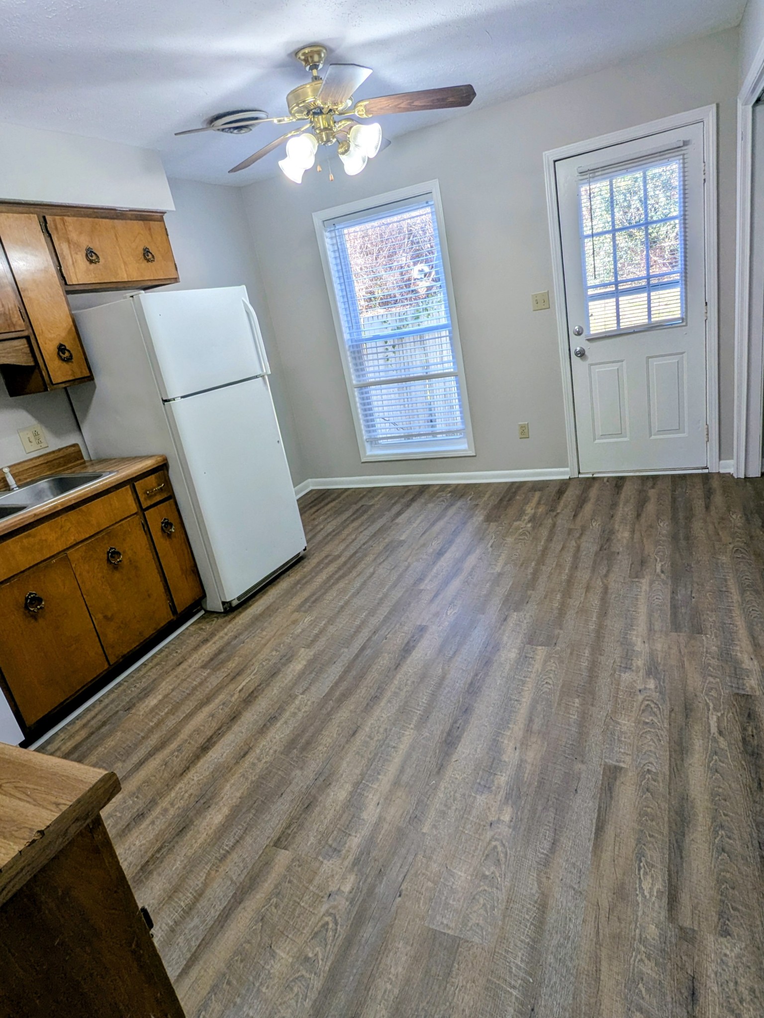 1034 Brookview Dr Property Photo 4