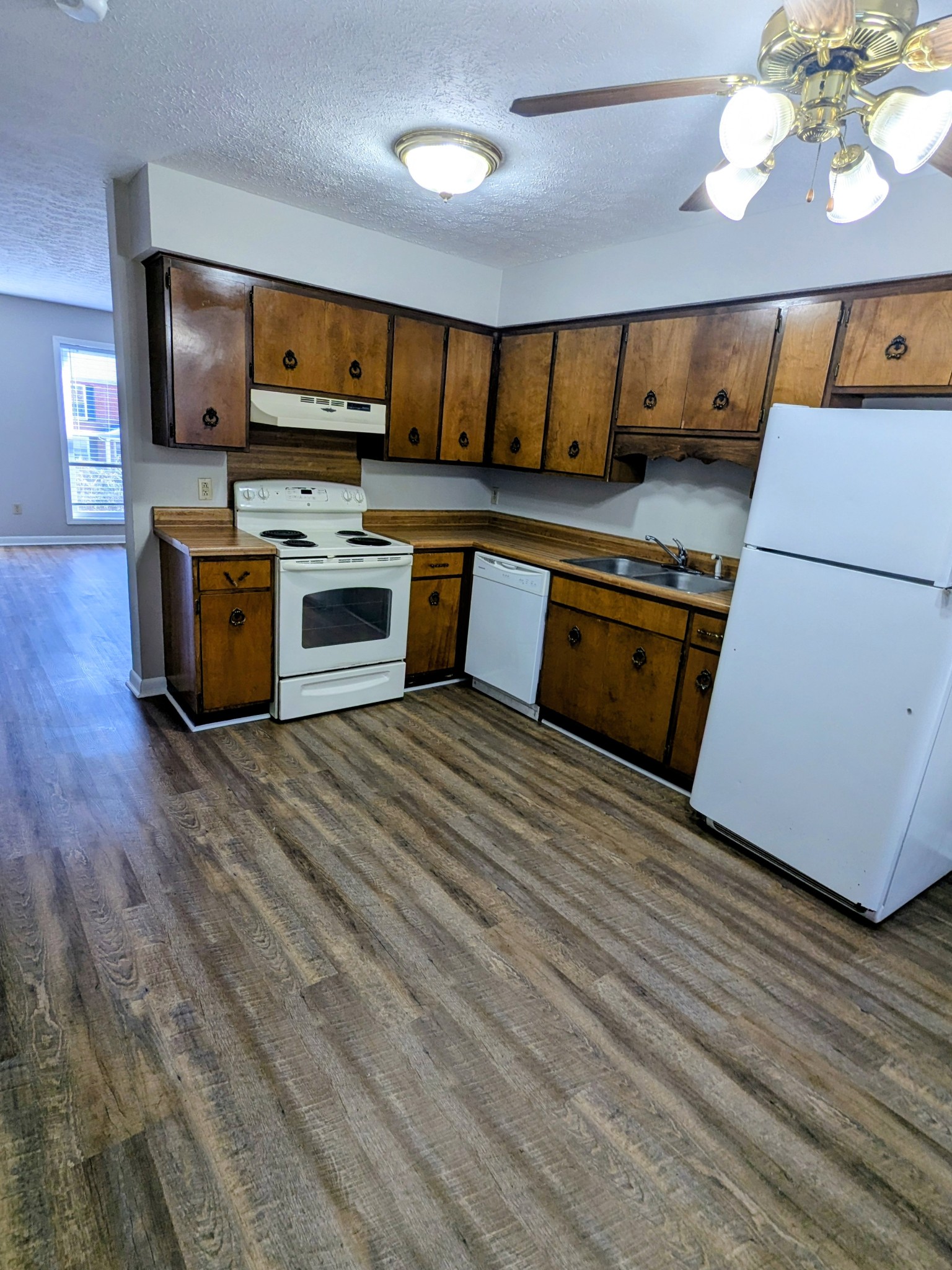 1034 Brookview Dr Property Photo 5