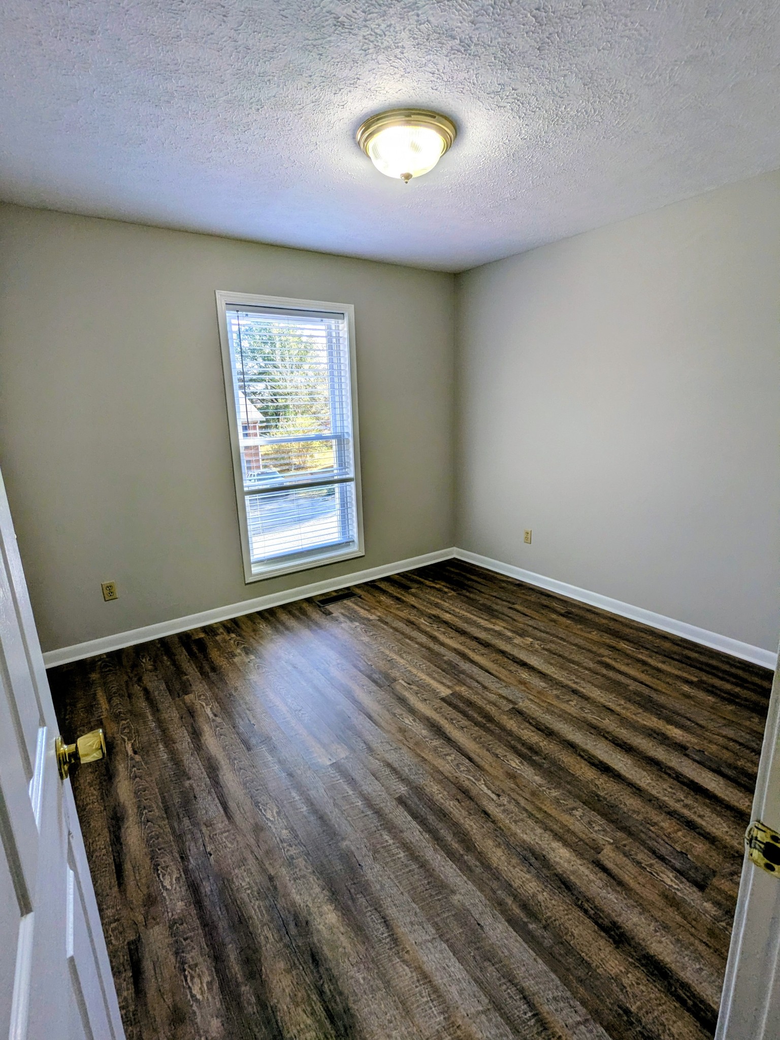 1034 Brookview Dr Property Photo 7