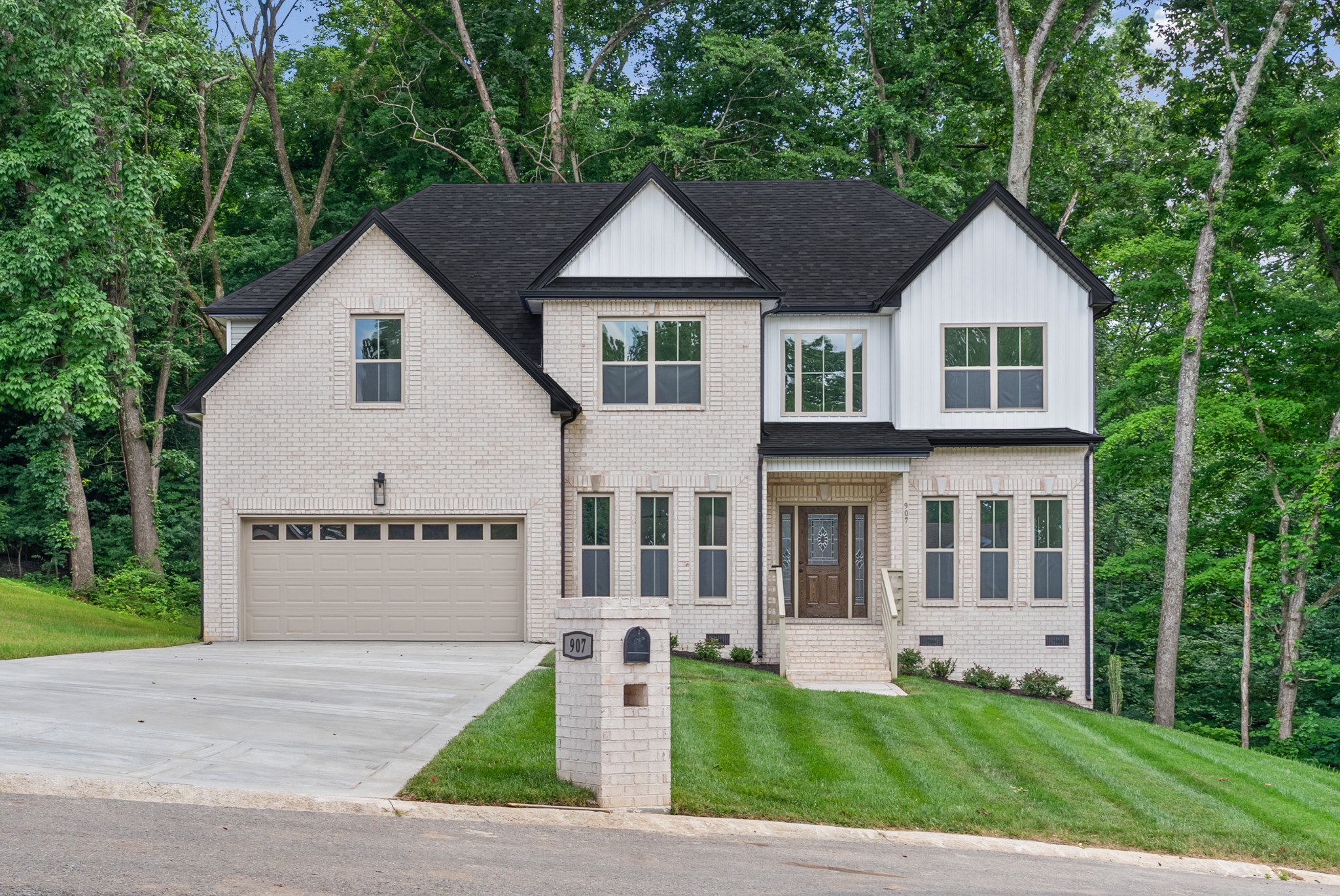 907 Douglas Ln