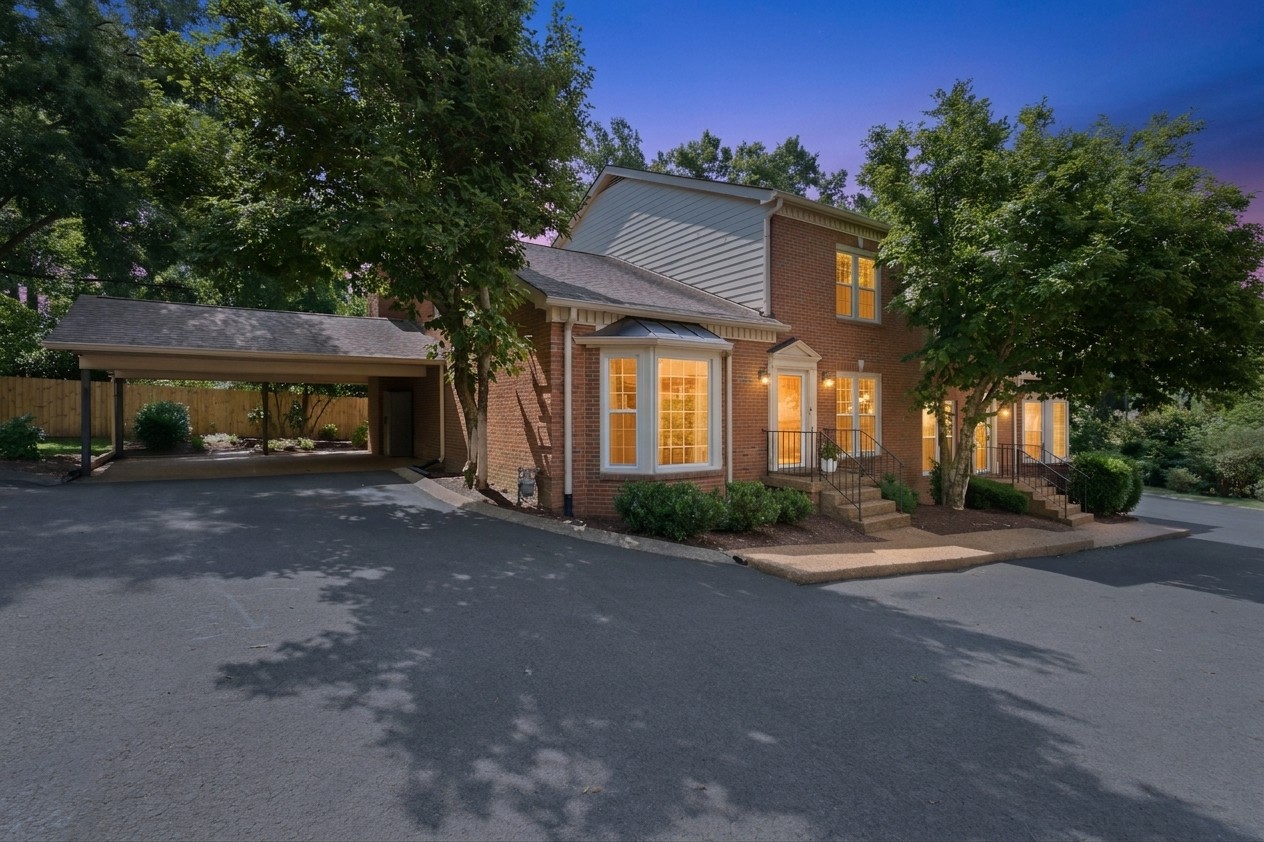 8 Sharonwood Dr