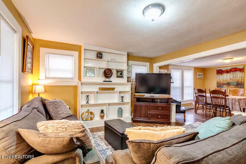 4421 Ellen St Property Photo 3