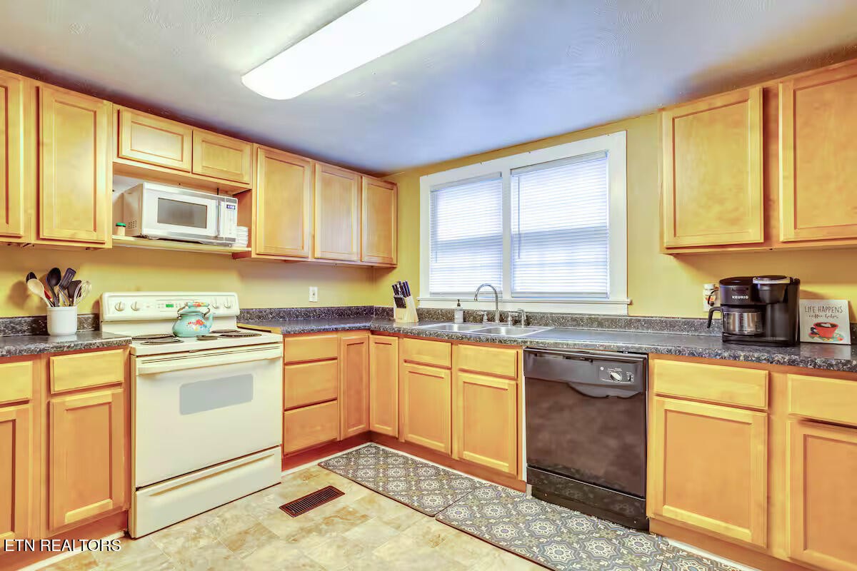 4421 Ellen St Property Photo 5