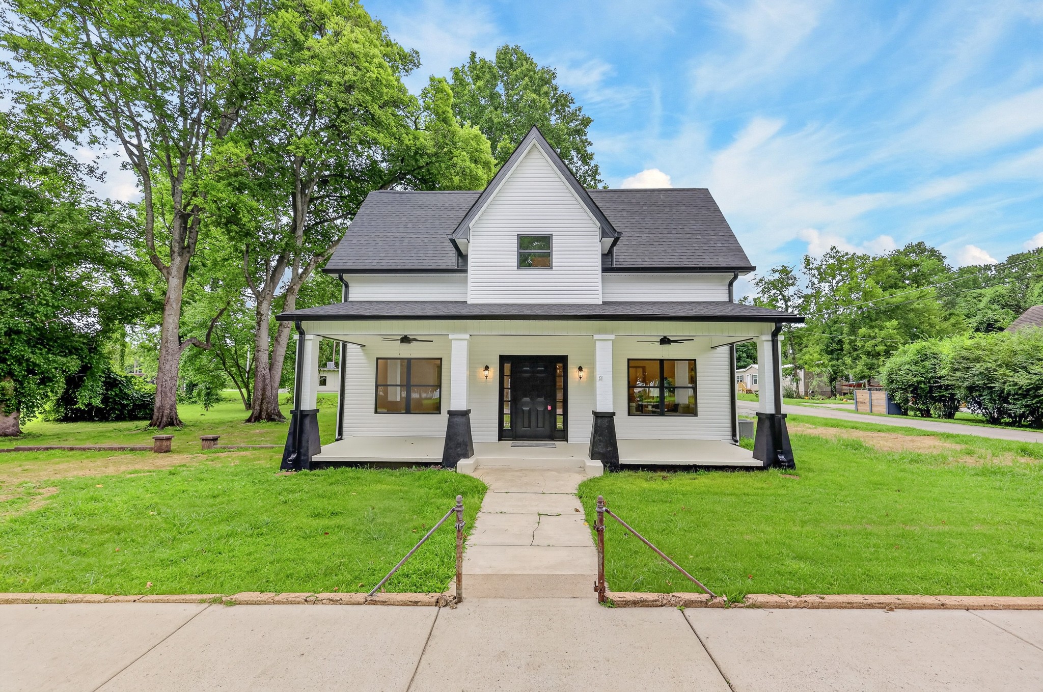 102 Cowan St, W Property Photo 1