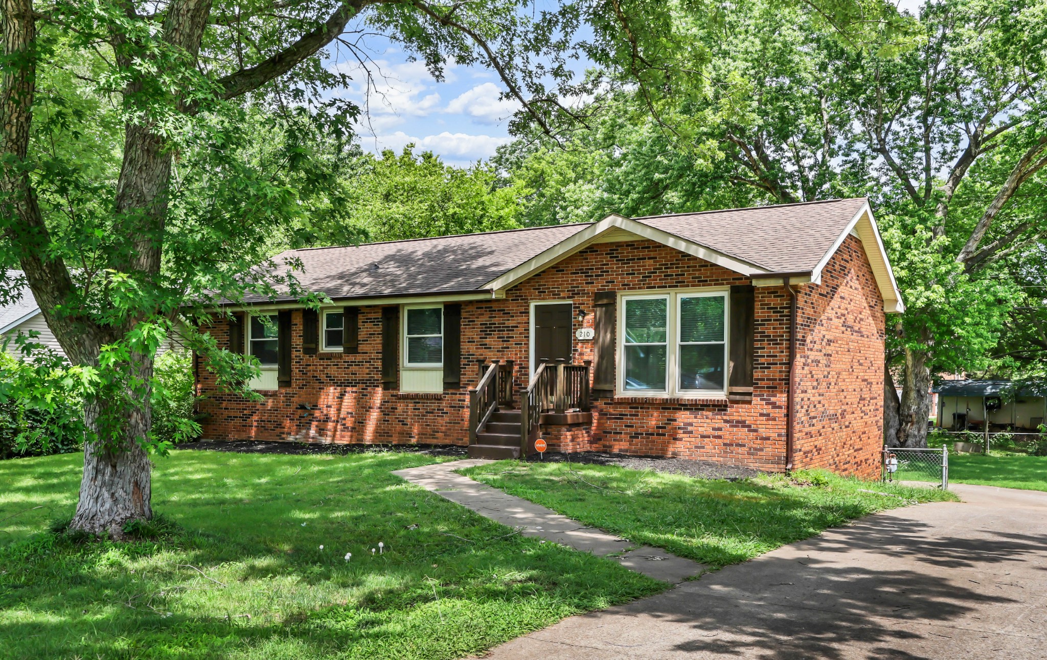 210 Maplewood Dr