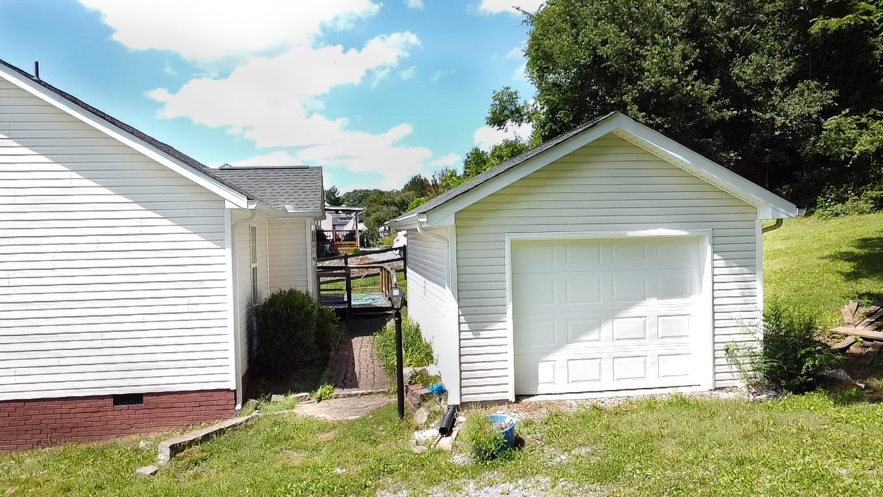 108 Sims Ave Property Photo 3
