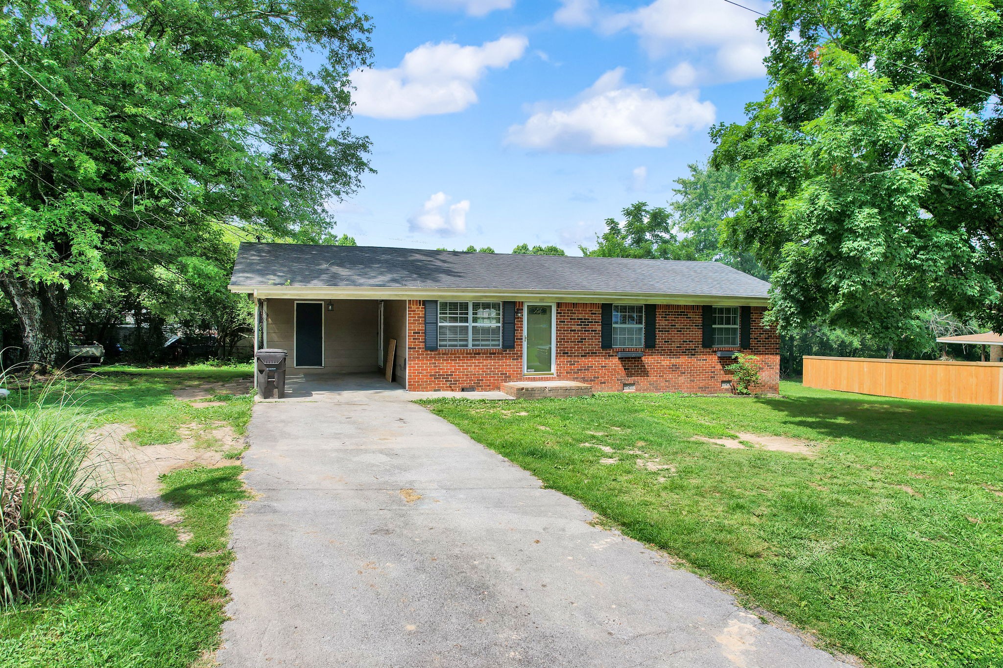 1822 Greendale Dr, Ne Property Photo 2