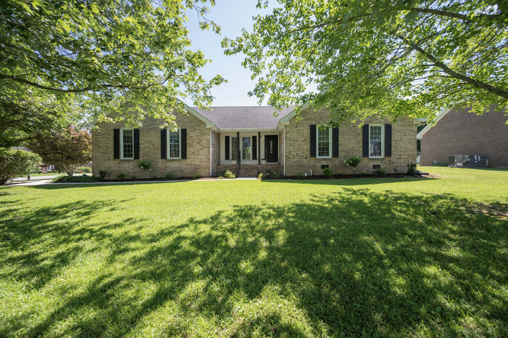 152 Greenbriar Cir Property Photo 1