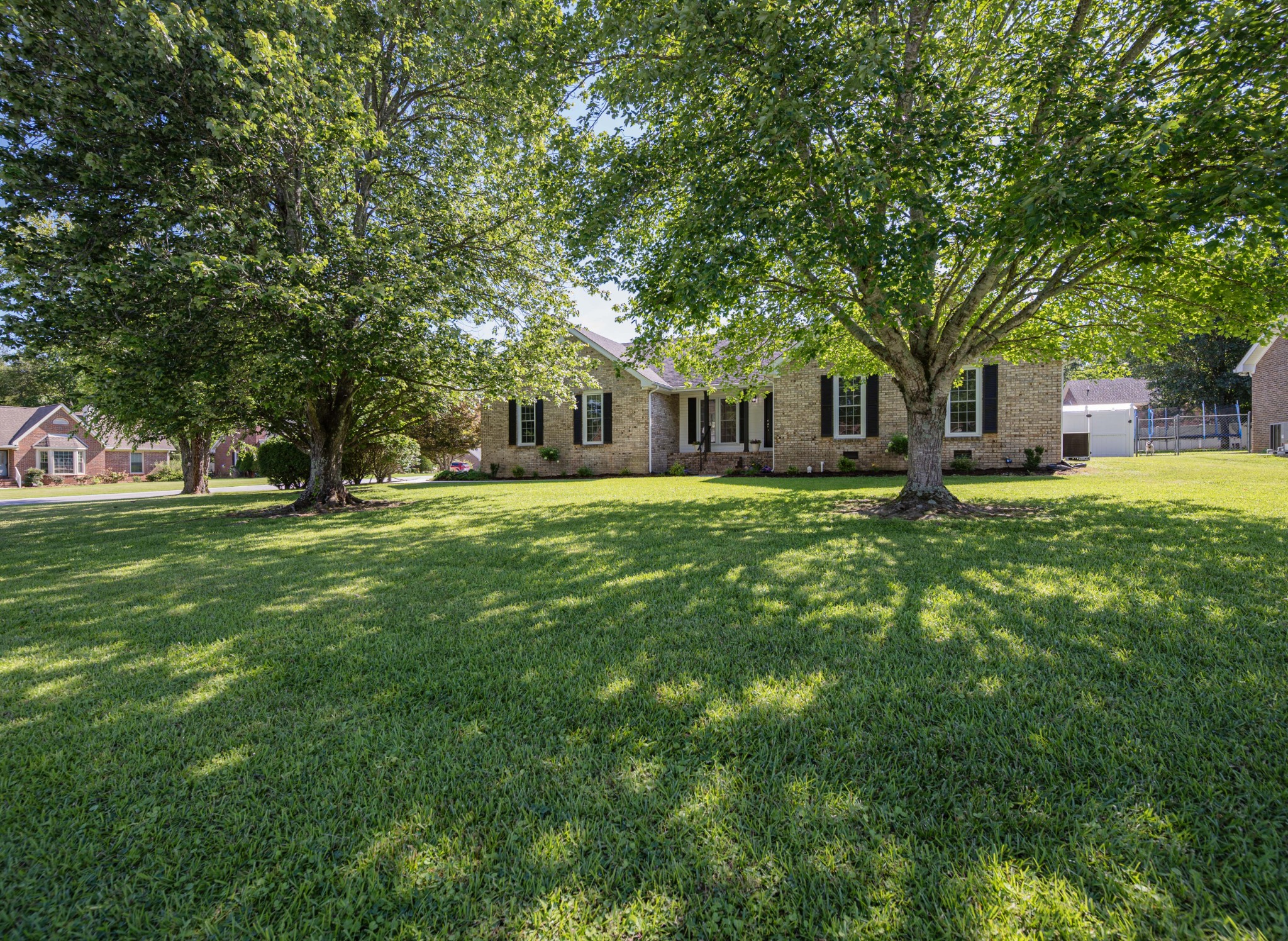 152 Greenbriar Cir Property Photo 2