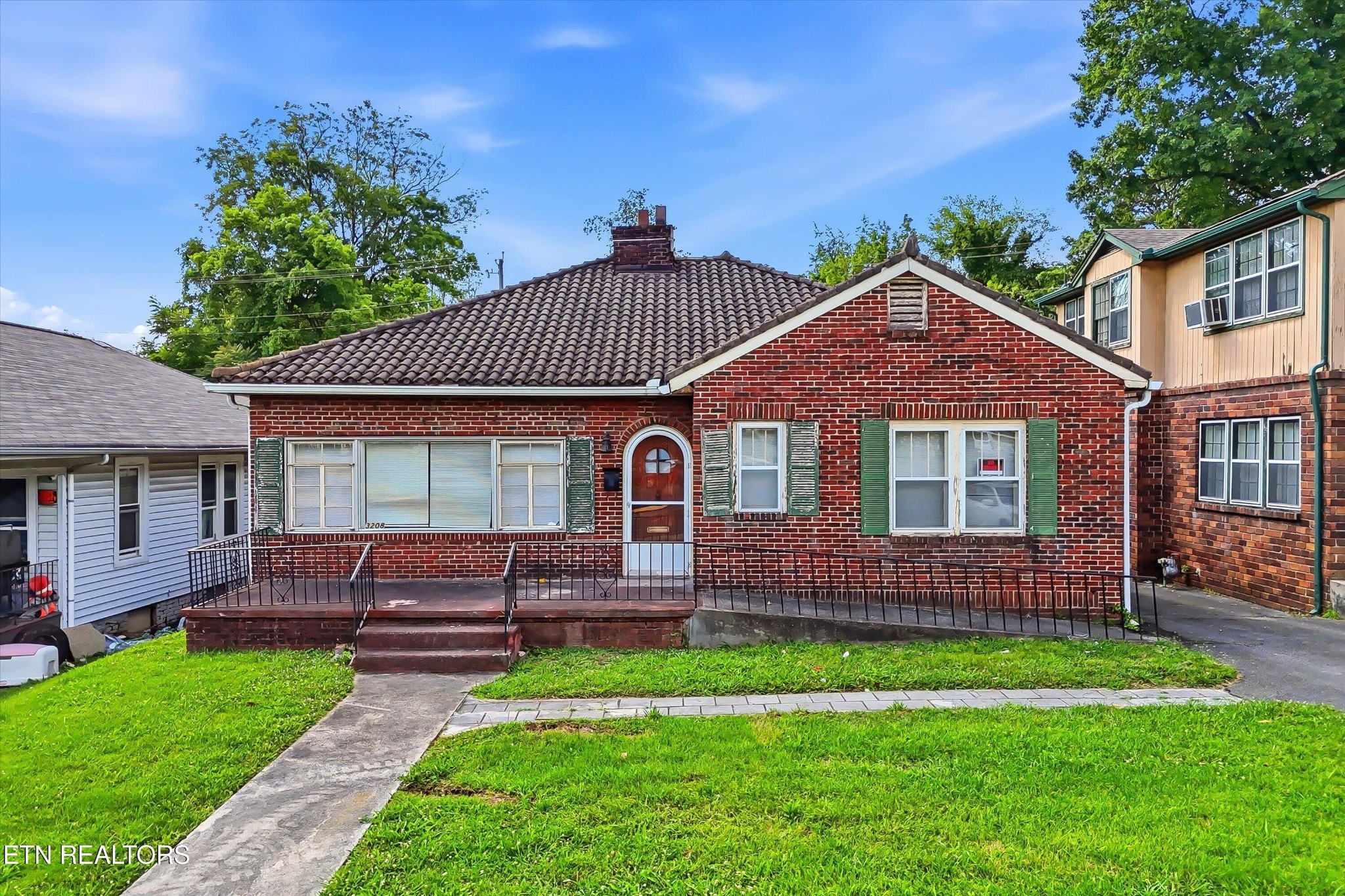 3208 E Magnolia Ave Property Photo 1