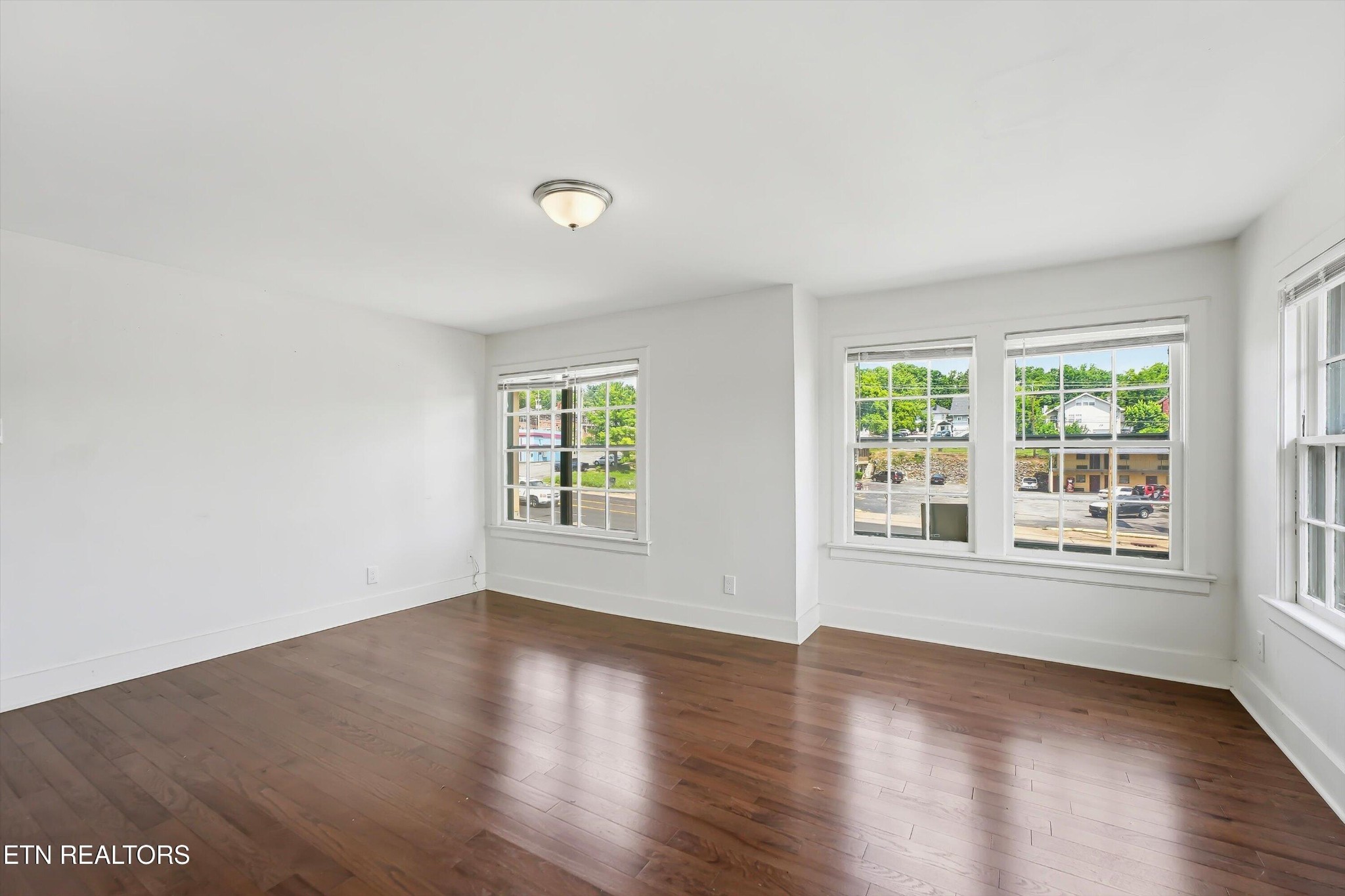 3206 E Magnolia Ave Property Photo 5