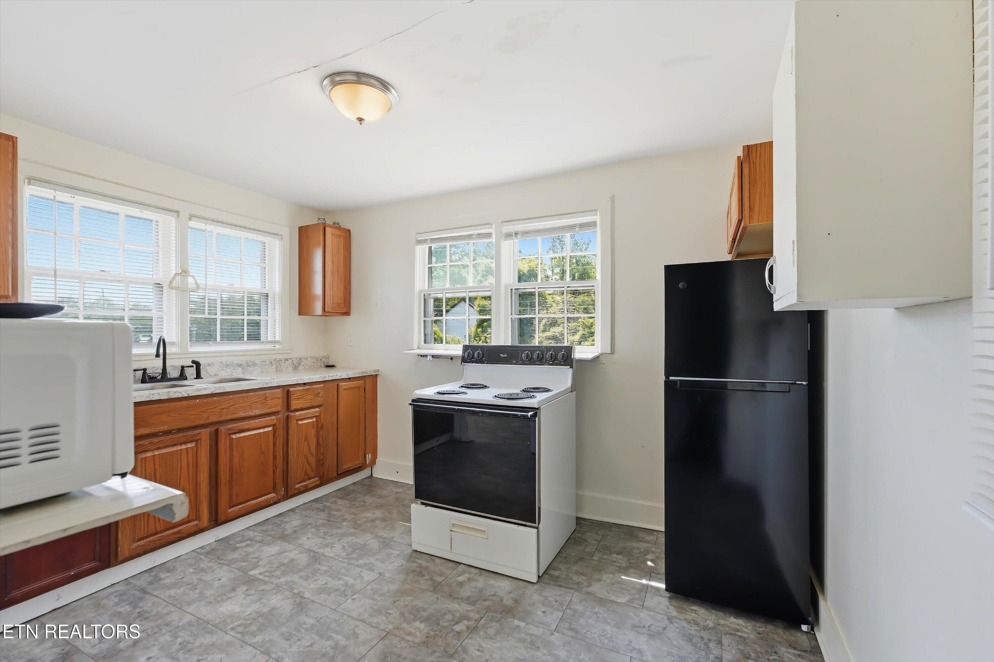 3206 E Magnolia Ave Property Photo 6