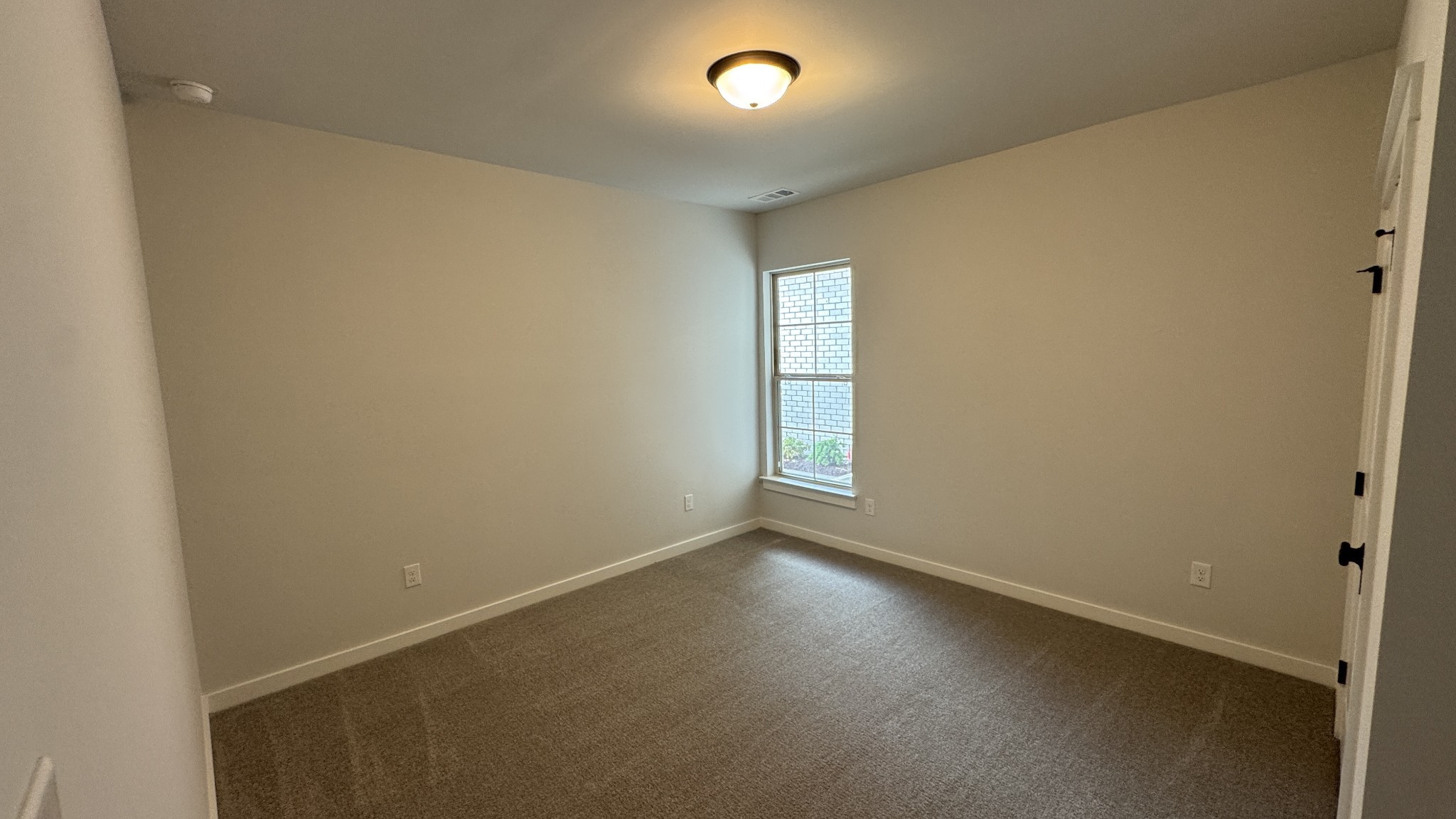 504 W Foxrun Property Photo 4