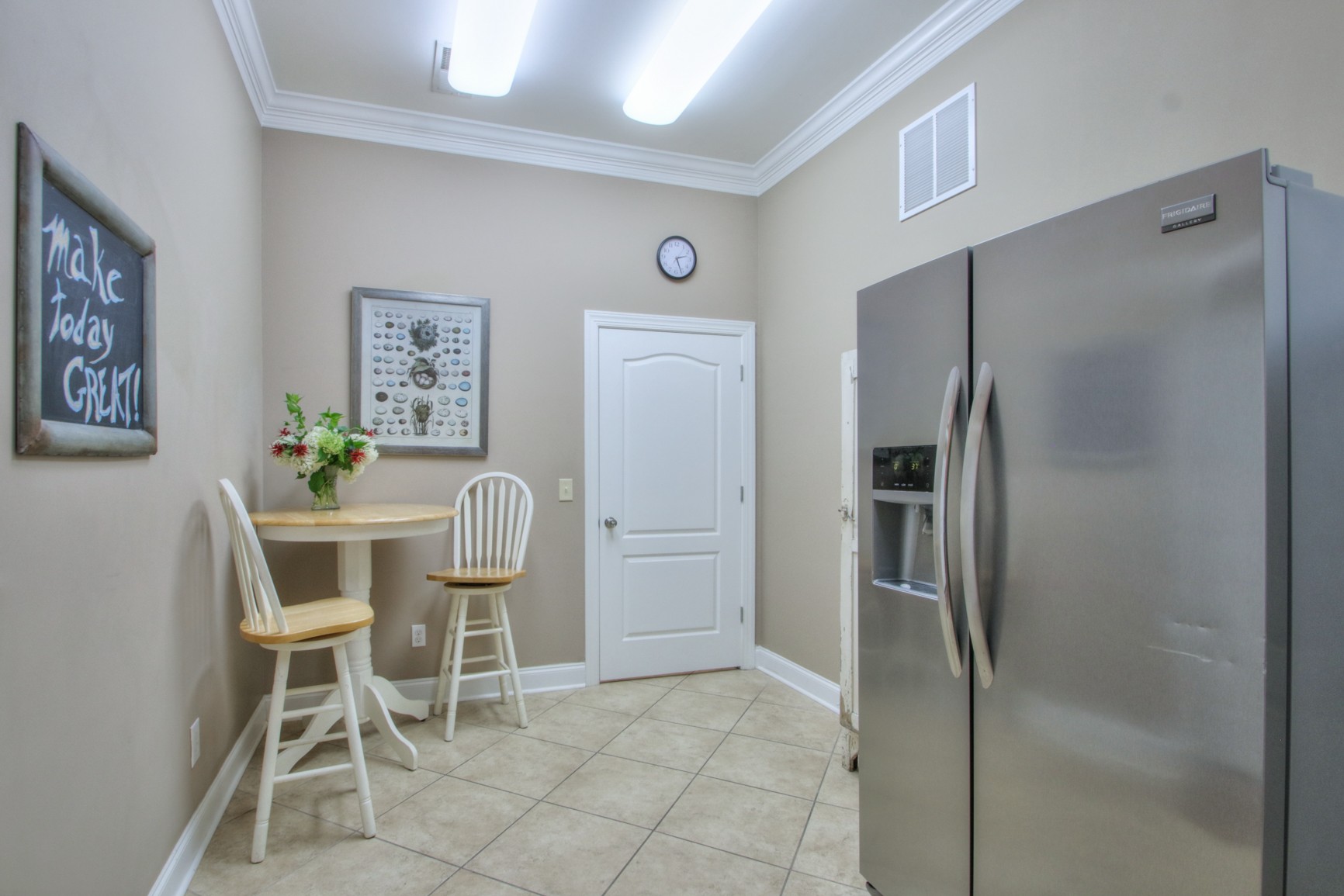 2725 Fairview Blvd Property Photo 4