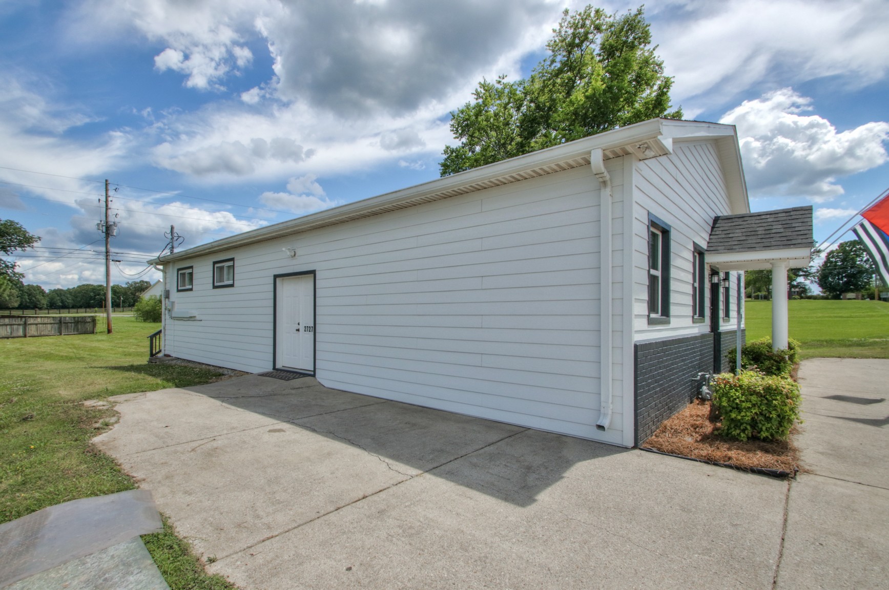 2725 Fairview Blvd Property Photo 8