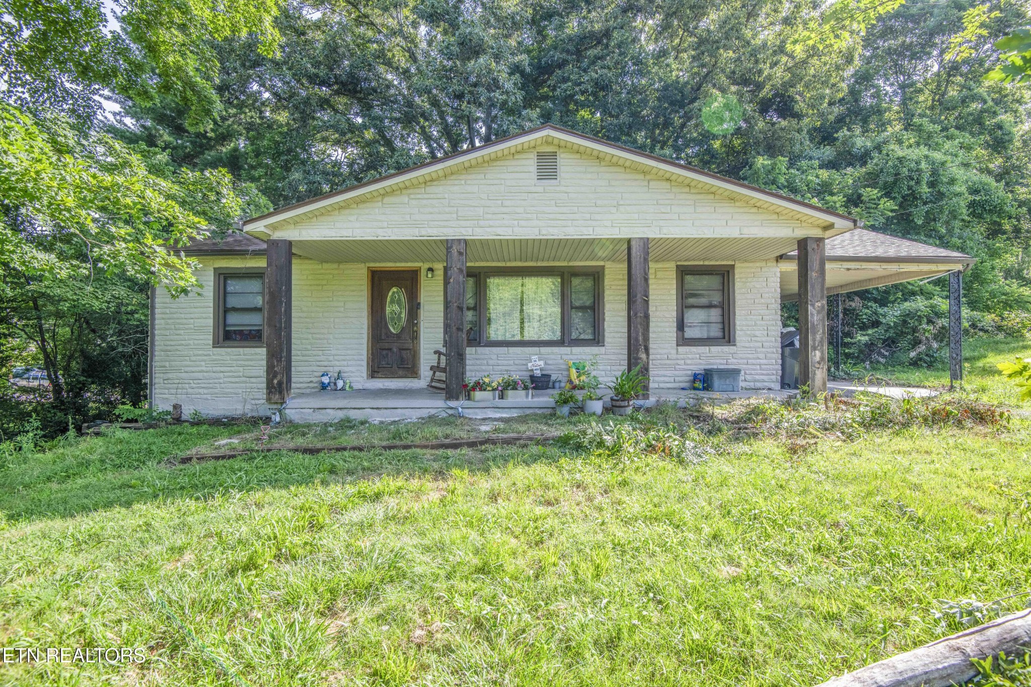 325 W Hills Drive Property Photo 1