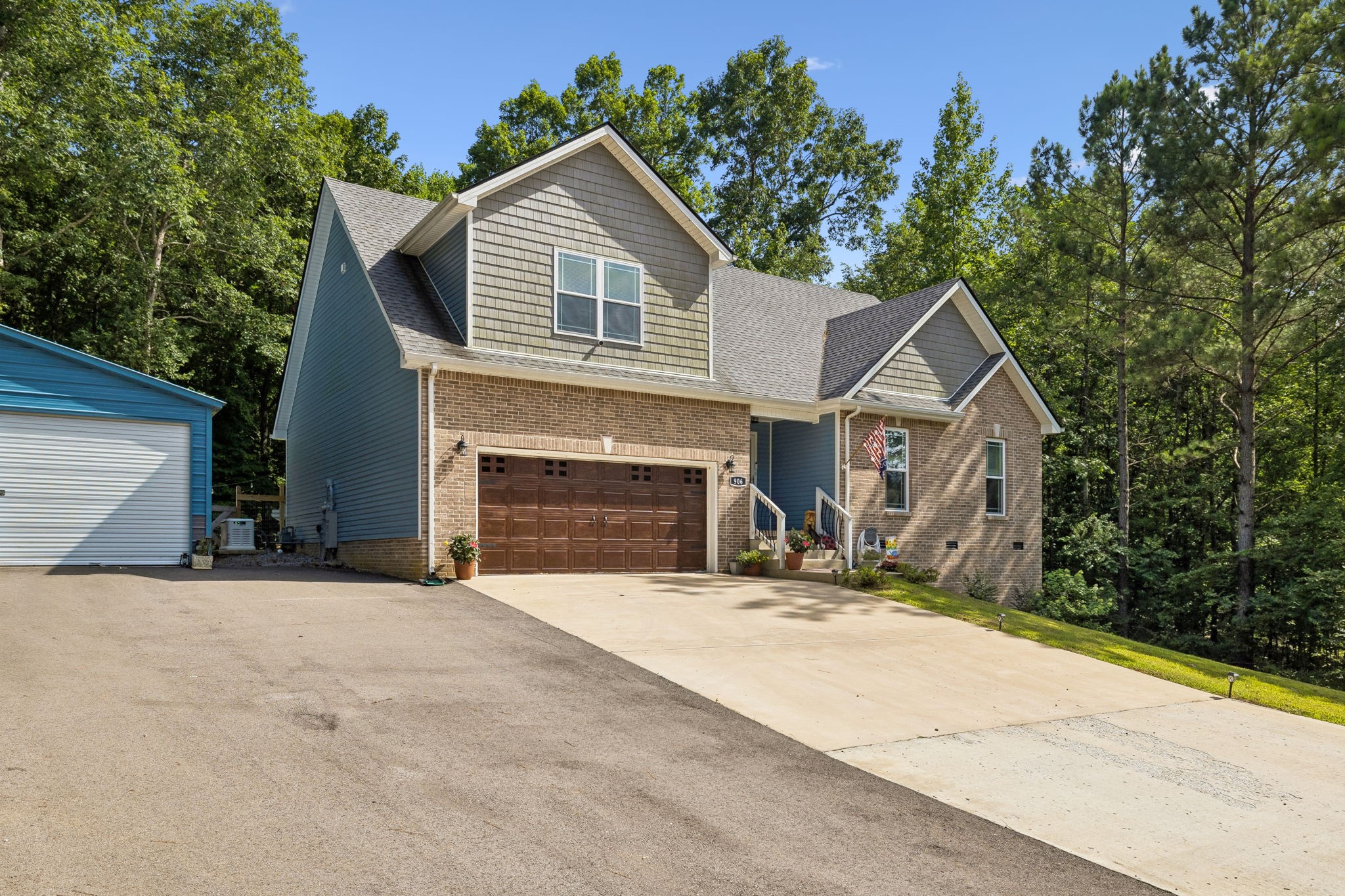906 Riverwood Dr Property Photo 1