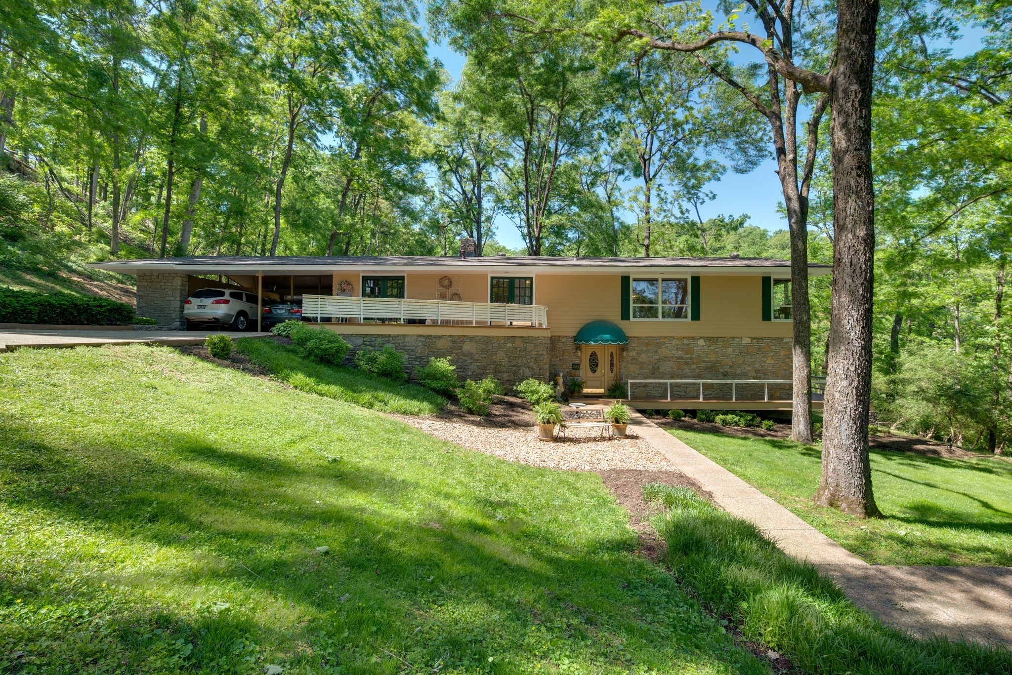 945 Forest Acres Ct Property Photo 2