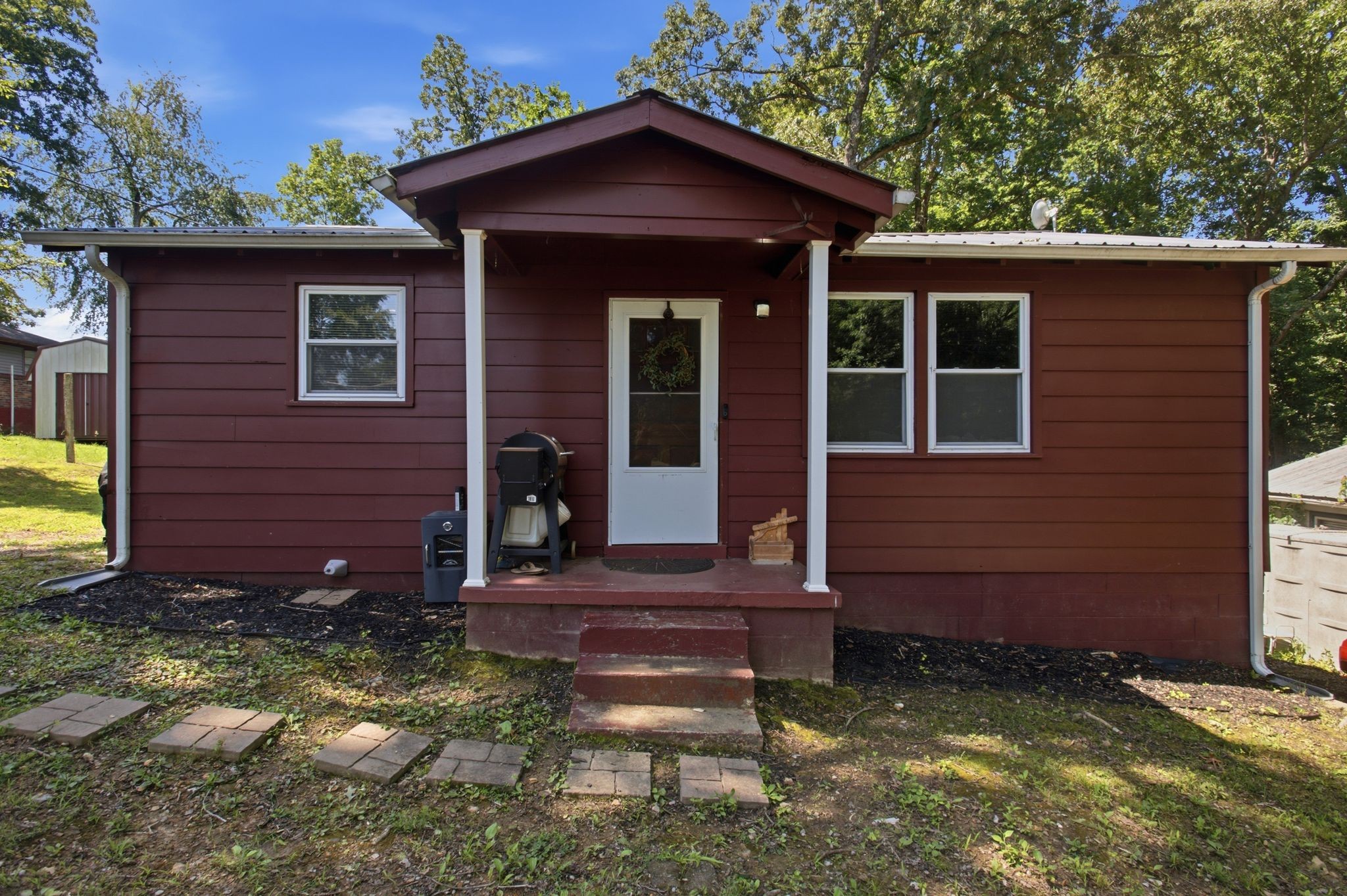 2103 Hillwood Dr Property Photo 1